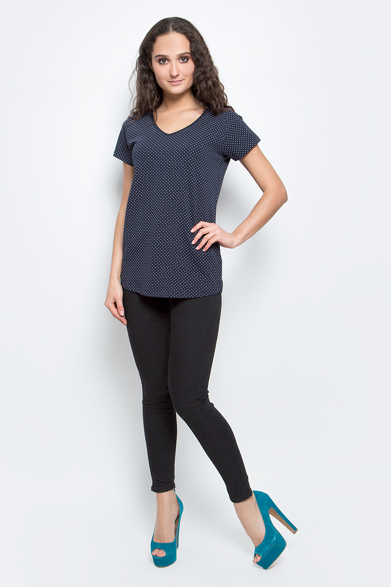 Футболка женская Baon, цвет: темно-синий. B237062_Dark Navy Printed. Размер S (44)B237062_Dark Navy Printed Футболка женская Baon, цвет: темно-синий. B237062_Dark Navy Printed. Размер S (44)B237062_Dark Navy PrintedСтильная женская футболка Baon изготовлена из эластичного хлопка. Материал очень мягкий и приятный на ощупь. Модель прямого кроя с V-образным вырезом горловины и короткими рукавами оформлена принтом в горошек.Такая футболка займет достойное место в вашем гардеробе.