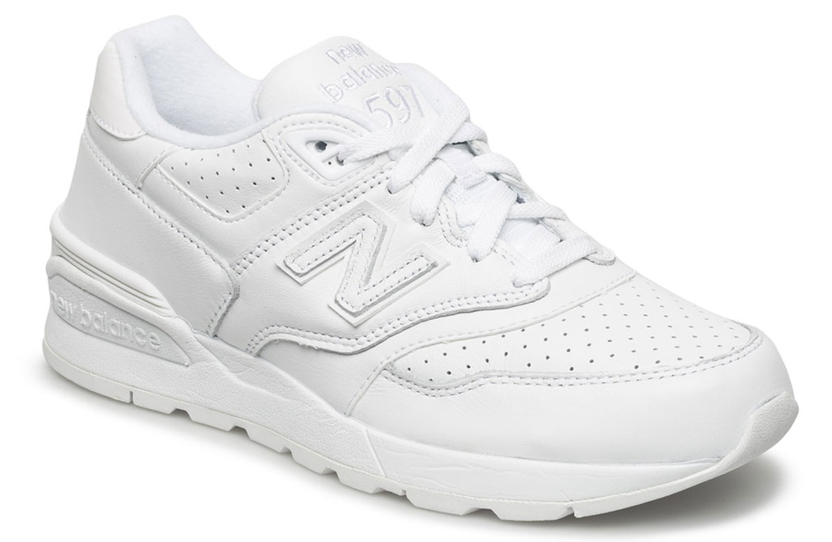 Кроссовки мужские New Balance 597, цвет: белый. ML597WHL/D. Размер 9 (42,5)ML597WHL/D Кроссовки мужские New Balance 597, цвет: белый. ML597WHL/D. Размер 9 (42,5)ML597WHL/DСтильные мужские кроссовки от New Balance придутся вам по душе. Верх модели выполнен из высококачественныхматериалов. По бокам обувь оформлена, декоративными элементами в виде фирменного логотипа бренда, на язычке - фирменной нашивкой, задник логотипом бренда. Классическая шнуровка надежно зафиксирует изделие на ноге. Мягкая верхняя часть и стелька, изготовленные из текстиля, гарантируют уют и предотвращают натирание. Подошва оснащена рифлением для лучшей сцепки с поверхностями. Удобные кроссовки займут достойное место среди коллекции вашей обуви.