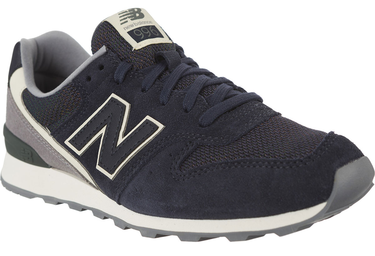 Кроссовки женские New Balance 996, цвет: темно-синий, серый. WR996WSB/D. Размер 5 (35)WR996WSB/D Кроссовки женские New Balance 996, цвет: темно-синий, серый. WR996WSB/D. Размер 5 (35)WR996WSB/DСтильные женские кроссовки от New Balance придутся вам по душе. Верх модели выполнен из высококачественныхматериалов. По бокам обувь оформлена декоративными элементами в виде фирменного логотипа бренда, на язычке - фирменной нашивкой. Классическая шнуровка надежно зафиксирует изделие на ноге. Подкладка и стелька, изготовленные из текстиля, гарантируют уют и предотвращают натирание. Подошва оснащена рифлением для лучшей сцепки с поверхностями. Удобные кроссовки займут достойное место среди коллекции вашей обуви.