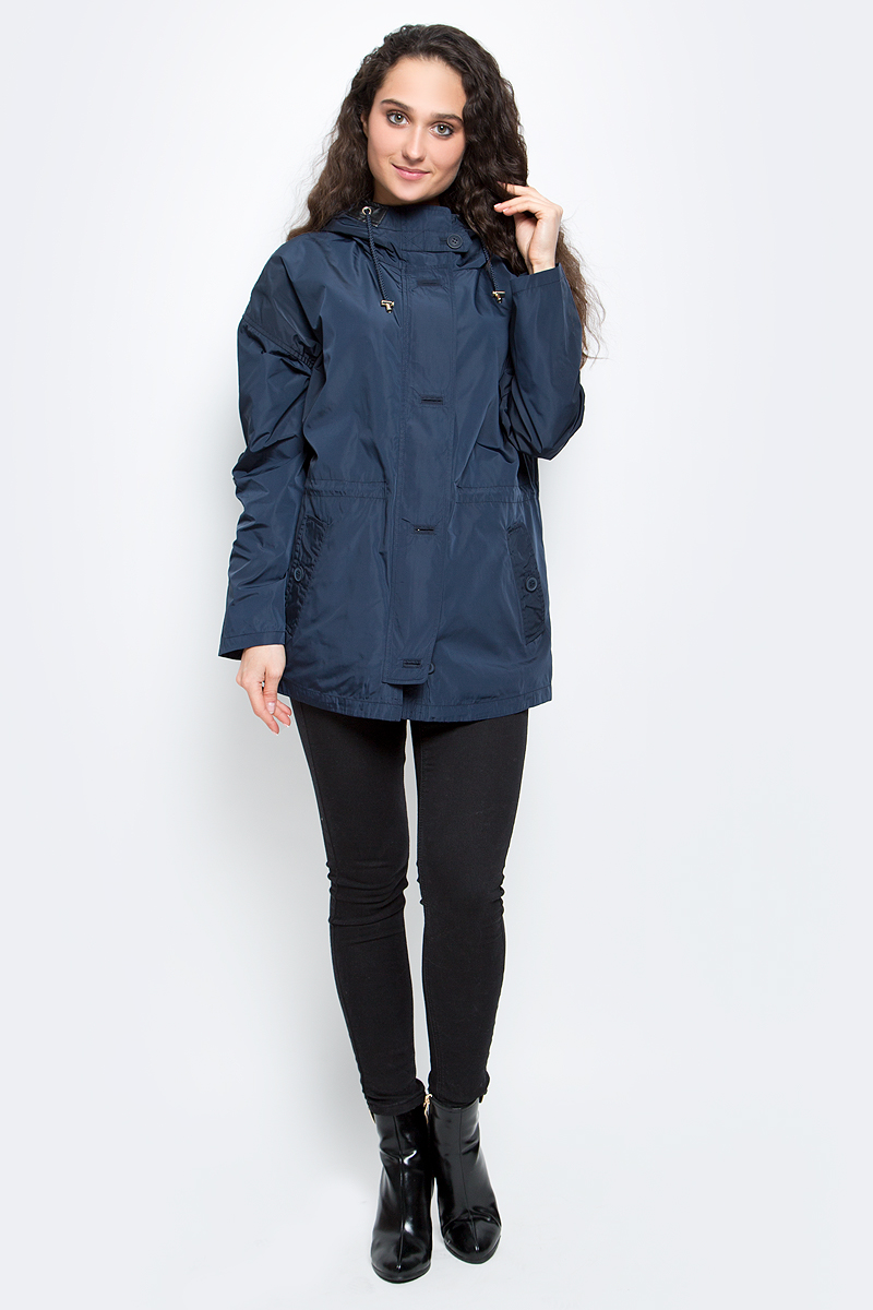 Ветровка женская Baon, цвет: темно-синий. B107011_Dark Navy. Размер XXL (52)B107011_Dark Navy Ветровка женская Baon, цвет: темно-синий. B107011_Dark Navy. Размер XXL (52)B107011_Dark NavyСтильная женская ветровка Baon из плотного полиэстера с подкладкой, оформленной цветочным принтом, отличный выбор на весну и раннюю осень. Модель прямого кроя имеет вшитый капюшон на кулиске и застегивается на застежку-молнию. Длина рукавов регулируется при помощи хлястиков. Линия талии подчеркивается при помощи внутренней кулиски с утяжкой. Ветровка дополнительно оснащена ветрозащитным клапаном на пуговицах. По бокам расположены вместительные карманы на пуговицах. Модная ветровка займет достойное место в вашем гардеробе.