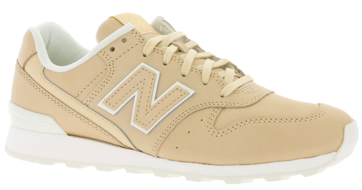 Кроссовки женские New Balance 996, цвет: бежевый. WR996JT/D. Размер 7,5 (38)WR996JT/D Кроссовки женские New Balance 996, цвет: бежевый. WR996JT/D. Размер 7,5 (38)WR996JT/DСтильные женские кроссовки от New Balance придутся вам по душе. Верх модели выполнен из полиуретана и натуральной кожи. По бокам обувь оформлена, декоративными элементами в виде фирменного логотипа бренда, на язычке - фирменной нашивкой. Классическая шнуровка надежно зафиксирует изделие на ноге. Мягкая верхняя часть и стелька, изготовленные из текстиля, гарантируют уют и предотвращают натирание. Подошва оснащена рифлением для лучшей сцепки с поверхностями. Удобные кроссовки займут достойное место среди коллекции вашей обуви.