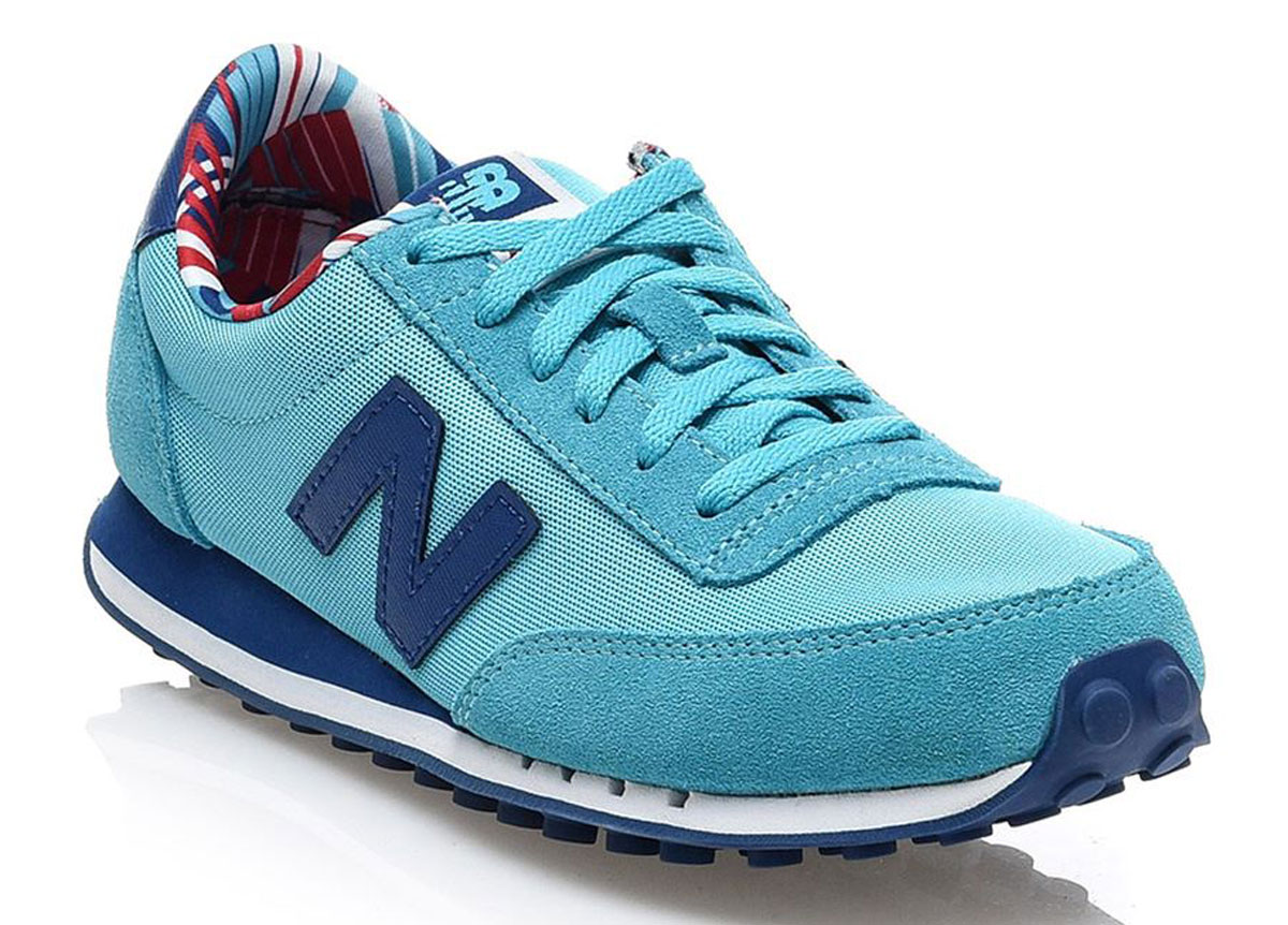 Кроссовки женские New Balance 410, цвет: бирюзовый, синий. WL410CPE/B. Размер 7 (37,5)WL410CPE/B Кроссовки женские New Balance 410, цвет: бирюзовый, синий. WL410CPE/B. Размер 7 (37,5)WL410CPE/BСтильные женские кроссовки от New Balance придутся вам по душе. Верх модели выполнен из высококачественных материалов. По бокам обувь оформлена декоративными элементами в виде фирменного логотипа бренда, на язычке - фирменной нашивкой. Классическая шнуровка надежно зафиксирует изделие на ноге. Мягкая верхняя часть и подкладка, изготовленная из текстиля, гарантируют уют и предотвращают натирание. Стелька из текстиля обеспечивает комфорт. Подошва оснащена рифлением для лучшей сцепки с поверхностями. Удобные кроссовки займут достойное место среди коллекции вашей обуви.