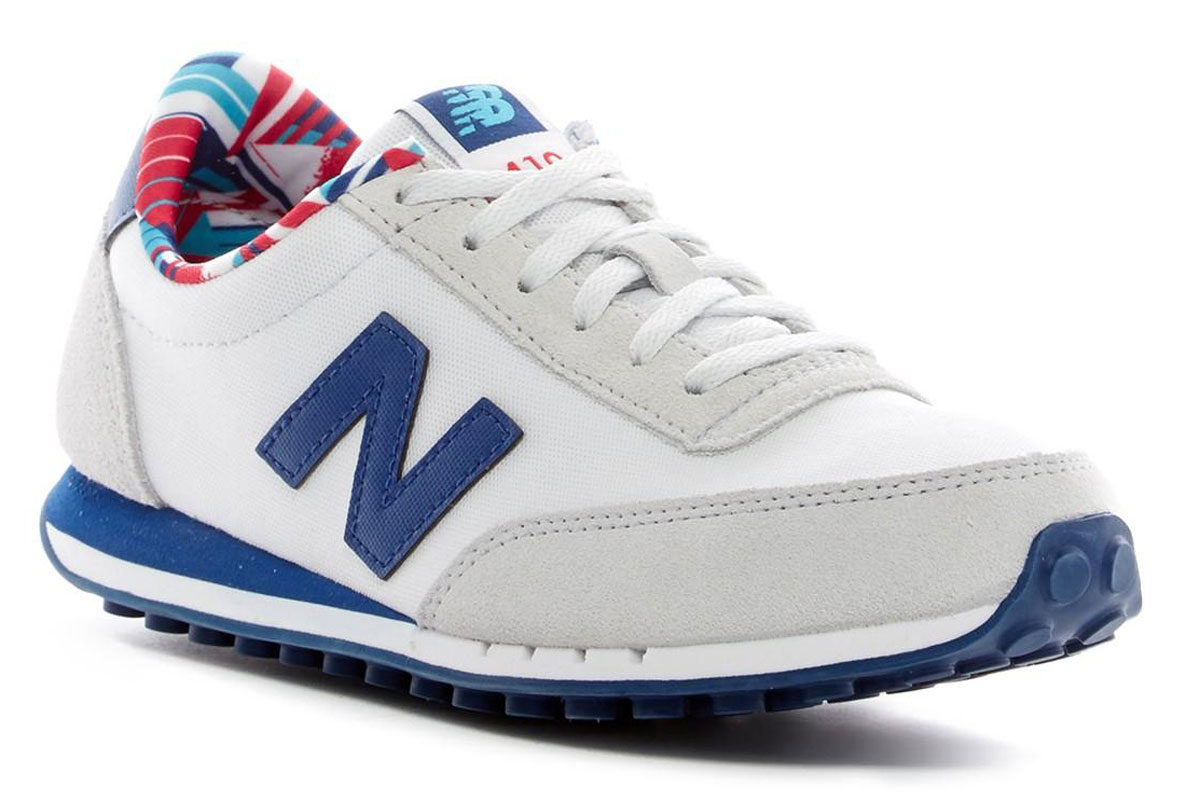 Кроссовки женские New Balance 410, цвет: белый, синий. WL410CPD/B. Размер 9,5 (41)WL410CPD/B Кроссовки женские New Balance 410, цвет: белый, синий. WL410CPD/B. Размер 9,5 (41)WL410CPD/BСтильные женские кроссовки от New Balance придутся вам по душе. Верх модели выполнен из высококачественных материалов. По бокам обувь оформлена декоративными элементами в виде фирменного логотипа бренда, на язычке - фирменной нашивкой. Классическая шнуровка надежно зафиксирует изделие на ноге. Мягкая верхняя часть и подкладка, изготовленная из текстиля, гарантируют уют и предотвращают натирание. Стелька из текстиля обеспечивает комфорт. Подошва оснащена рифлением для лучшей сцепки с поверхностями. Удобные кроссовки займут достойное место среди коллекции вашей обуви.