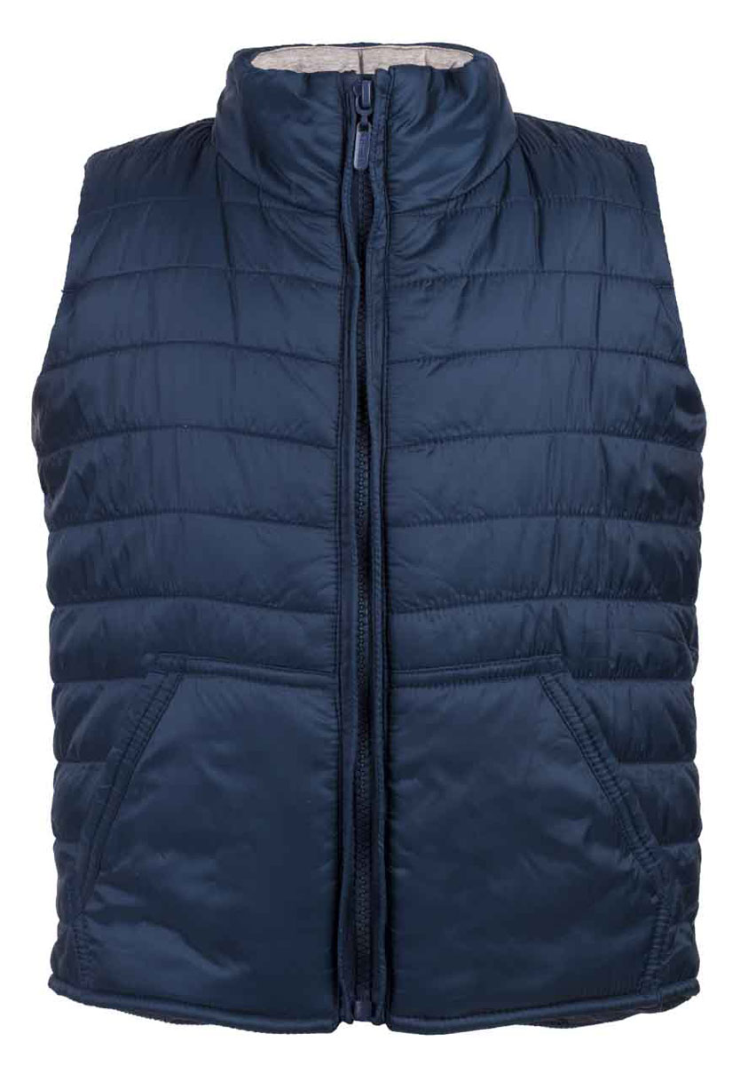 Жилет детский Button Blue Main, цвет: синий. 117BBUC47011000. Размер 110, 5 лет117BBUC47011000 Жилет детский Button Blue Main, цвет: синий. 117BBUC47011000. Размер 110, 5 лет117BBUC47011000Стеганый жилет - модная вещь весенне-летнего сезона. Трикотажная подкладка обеспечивает комфорт, красивый цвет дарит отличное настроение. Если вы хотите, чтобы ваш ребенок был в тренде, вам нужно купить утепленный жилет от Button Blue. Он создаст тепло и уют, и сделает любой комплект динамичным и интересным.