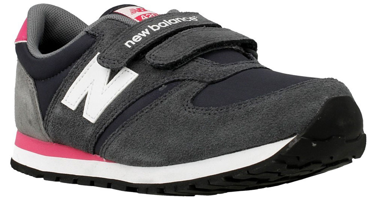 Кроссовки для девочки New Balance 420, цвет: серый, черный. KE420GEY/M. Размер 2,5 (34,5)KE420GEY/M Кроссовки для девочки New Balance 420, цвет: серый, черный. KE420GEY/M. Размер 2,5 (34,5)KE420GEY/MМодные кроссовки от New Balance очаруют вашего ребенка с первого взгляда! Модель изготовлена из высококачественного материала с добавлением натуральной замши. Модель дополнена, на язычке и верхнем ремешке логотипом бренда. Ремешки, на застежке - липучке, надежно фиксируют обувь на ноге. Подкладка и стелька из текстиля, обеспечат комфорт и уют детским ножкам. Подошва с рифлением гарантирует отличное сцепление с любыми поверхностями. Стильные кроссовки займут достойное место в гардеробе вашего ребенка.