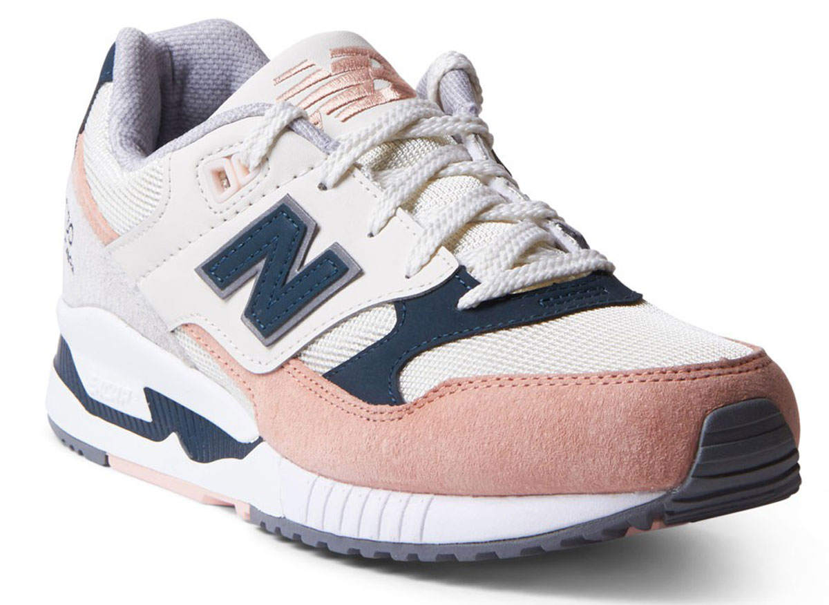 Кроссовки женские New Balance 530, цвет: белый, розовый. W530SC/B. Размер 5,5 (36)W530SC/B Кроссовки женские New Balance 530, цвет: белый, розовый. W530SC/B. Размер 5,5 (36)W530SC/BСтильные кроссовки от New Balance не оставят вас равнодушной, благодаря своему дизайну и функциональности. Модель изготовлена из высококачественного материала. Язычок оформлен фирменной нашивкой. С боку изделие дополнено декоративной нашивкой в виде логотипа бренда. На ноге модель фиксируется с помощью шнурков. Подкладка и стелька, изготовленные из мягкого текстиля, обеспечивают комфорт и уют при движении. Рифление подошвы гарантирует отличное сцепление с любой поверхностью. Такие стильные кроссовки займут достойное место в вашем гардеробе.