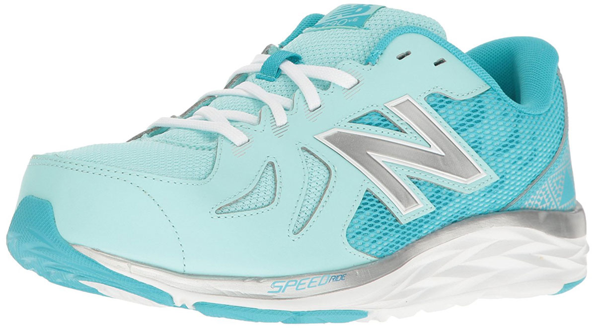 Кроссовки для девочки New Balance 790, цвет: бирюзовый. KJ790BSY/M. Размер 1 (32,5)KJ790BSY/M Кроссовки для девочки New Balance 790, цвет: бирюзовый. KJ790BSY/M. Размер 1 (32,5)KJ790BSY/MМодные кроссовки от New Balance очаруют вашего ребенка с первого взгляда! Модель изготовлена из высококачественного материала. Модель дополнена, на язычке фирменной нашивкой. Эластичная шнуровка надежно зафиксирует обувь на ноге. Подкладка и стелька из текстиля, обеспечат комфорт и уют детским ножкам. Подошва с рифлением гарантирует отличное сцепление с любыми поверхностями. Стильные кроссовки займут достойное место в гардеробе вашего ребенка.