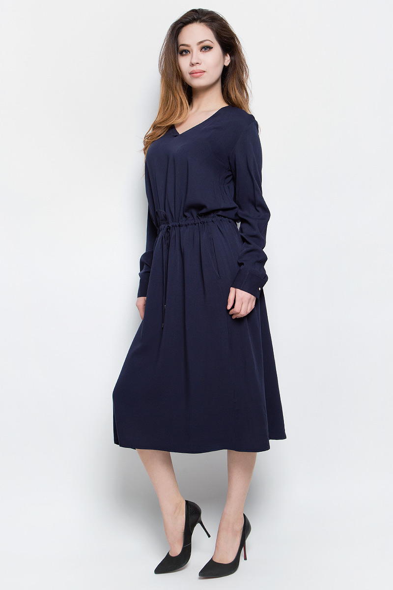 Платье Baon, цвет: темно-синий. B457028_Dark Navy. Размер L (48)B457028_Dark Navy Платье Baon, цвет: темно-синий. B457028_Dark Navy. Размер L (48)B457028_Dark NavyСтильное платье Baon выполнено из мягкой струящейся вискозы. Модель приталенного силуэта с V-образным вырезом горловины и длинными рукавами прекрасно сидит и подчеркивает достоинства фигуры. На талии предусмотрена кулиска с утяжкой. Рукава можно подвернуть до локтя и зафиксировать при помощи хлястика на пуговицу. В таком платье вы будете выглядеть элегантно и женственно.