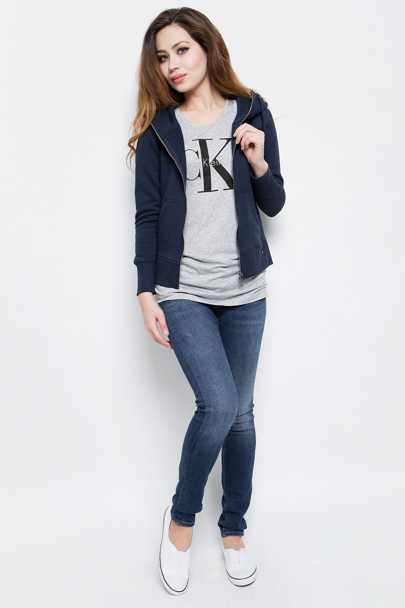 Толстовка женская Calvin Klein Jeans, цвет: темно-синий. J20J201273. Размер S (42)J20J201273 Толстовка женская Calvin Klein Jeans, цвет: темно-синий. J20J201273. Размер S (42)J20J201273Стильная женская толстовка Calvin Klein Jeans выполнена из хлопка и полиэстера с добавлением эластана. Модель с капюшоном, дополненным шнурком и длинными рукавами, застегивается спереди на металлическую застежку-молнию. Низ изделия и манжеты рукавов дополнены трикотажными резинками. Спереди расположены два накладных кармана.