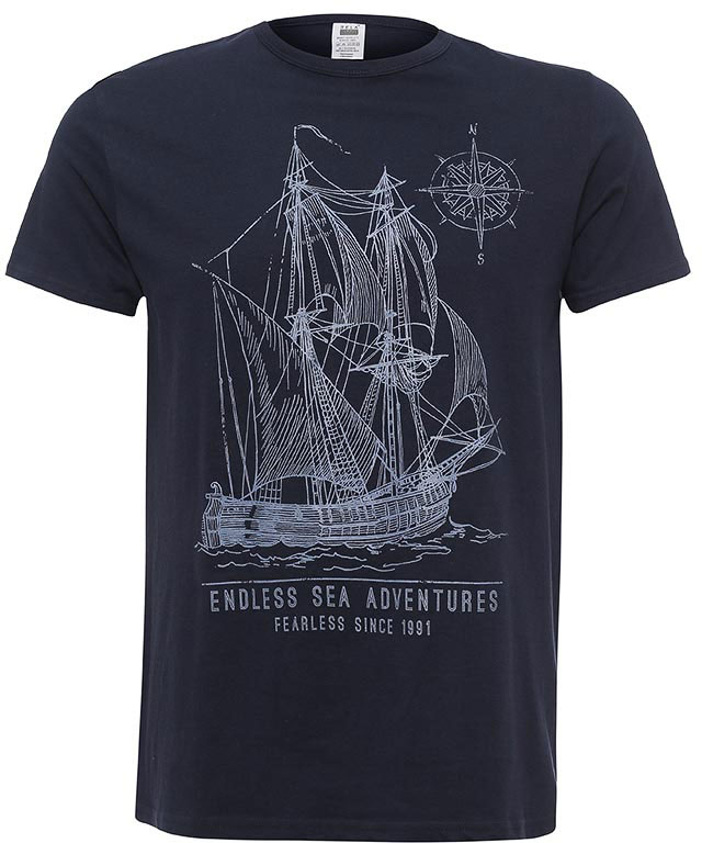 Футболка мужская Sela, цвет: черно-синий. Ts-211/2064-7213. Размер XS (44)Ts-211/2064-7213 Футболка мужская Sela, цвет: черно-синий. Ts-211/2064-7213. Размер XS (44)Ts-211/2064-7213Стильная мужская футболка полуприлегающего силуэта Sela изготовлена из натурального хлопка и оформлена оригинальным принтом в морском стиле. Воротник дополнен мягкой трикотажной резинкой.Яркий цвет модели позволяет создавать модные образы.