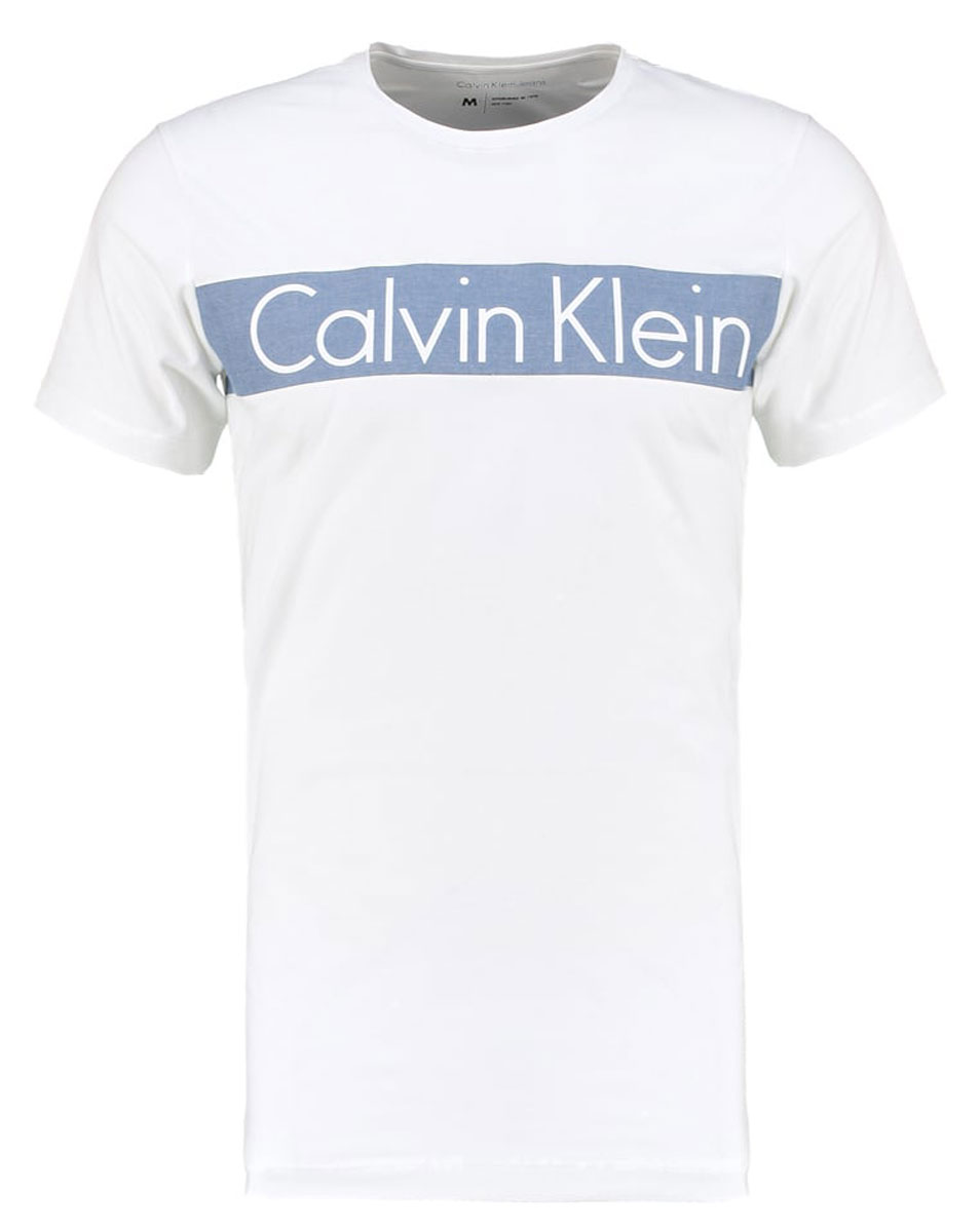 Футболка мужская Calvin Klein Jeans, цвет: белый. J30J301226. Размер S (46)J30J301226 Футболка мужская Calvin Klein Jeans, цвет: белый. J30J301226. Размер S (46)J30J301226Стильная мужская футболка Calvin Klein Jeans, выполненная из высококачественного эластичного хлопка, обладает высокой теплопроводностью, воздухопроницаемостью и гигроскопичностью, позволяет коже дышать.Модель с круглым вырезом горловины и короткими рукавами, оформлена оригинальным принтом с надписью Calvin Klein.Такая модель будет дарить вам комфорт в течение всего дня и послужит замечательным дополнением к вашему гардеробу.