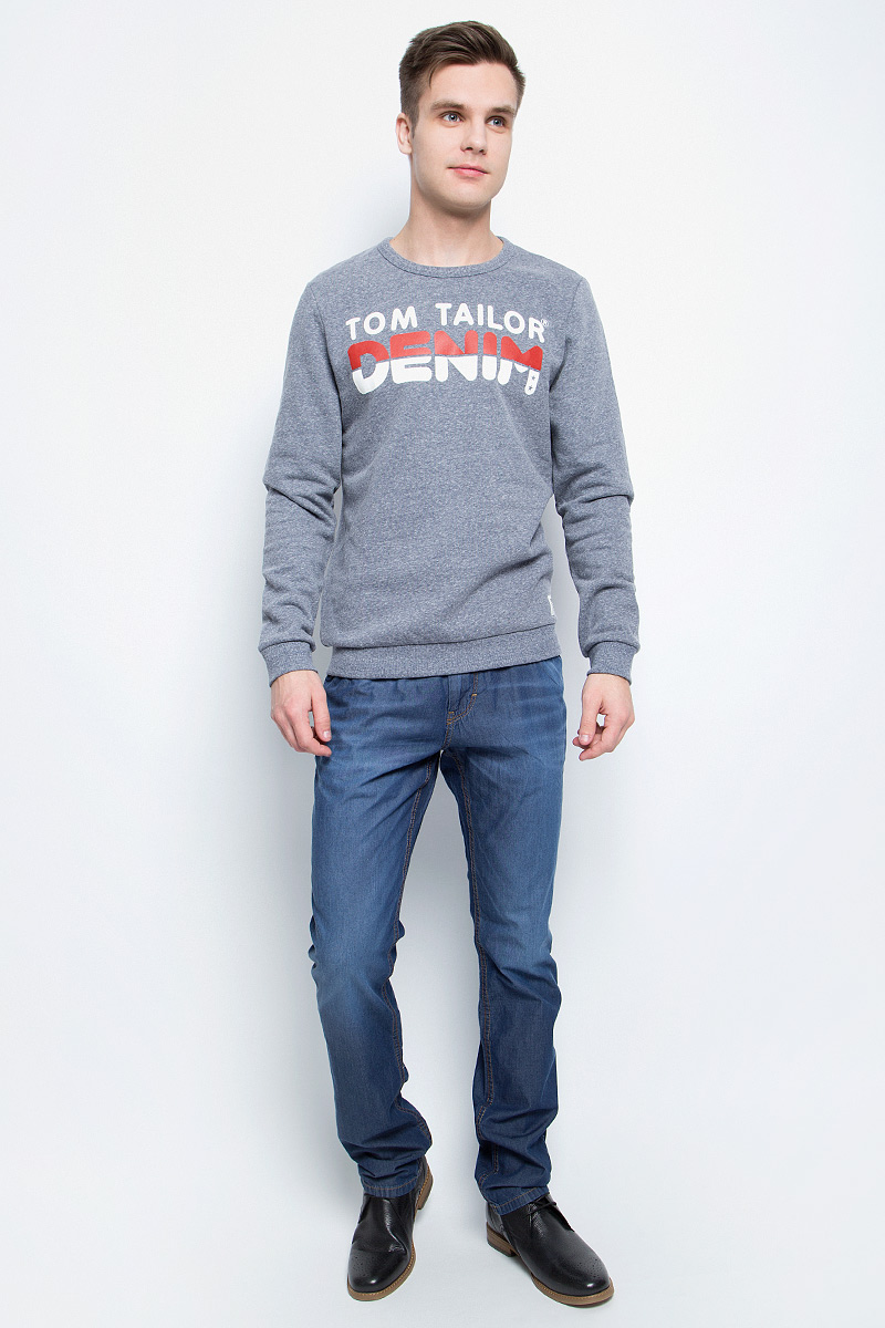 Джемпер мужской Tom Tailor Denim, цвет: серый меланж. 2531100.00.12_6740. Размер L (50)2531100.00.12_6740 Джемпер мужской Tom Tailor Denim, цвет: серый меланж. 2531100.00.12_6740. Размер L (50)2531100.00.12_6740Стильный мужской джемпер Tom Tailor Denim изготовлен из хлопка с добавлением полиэстера и вискозы. Модель с круглым вырезом горловины и длинными рукавами оформлена спереди фирменным буквенным принтом. Рукава дополнены широкими эластичными манжетами. Понизу проходит широкая трикотажная вставка.