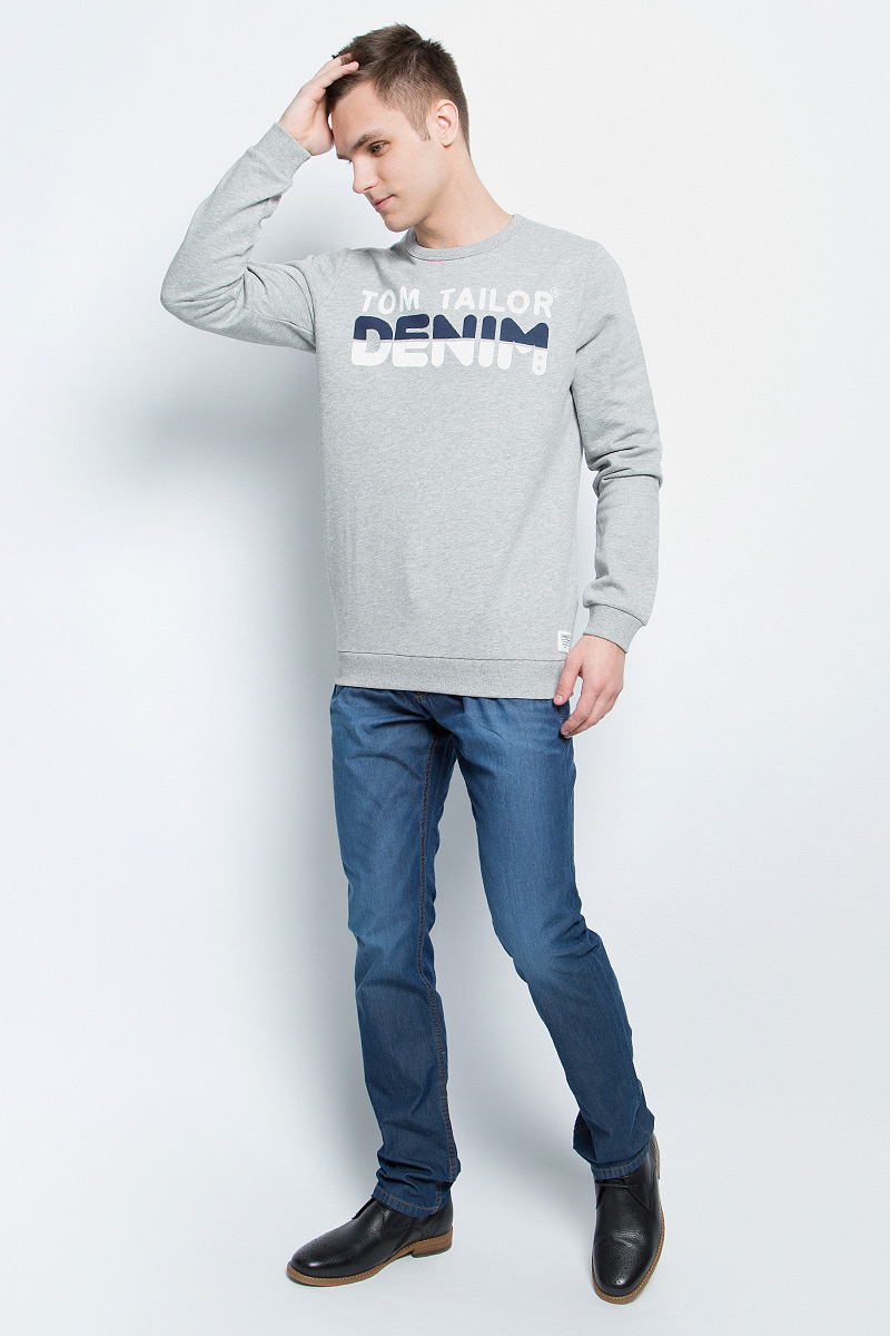 Джемпер мужской Tom Tailor Denim, цвет: светло-серый меланж. 2531100.00.12_2607. Размер L (50)2531100.00.12_2607 Джемпер мужской Tom Tailor Denim, цвет: светло-серый меланж. 2531100.00.12_2607. Размер L (50)2531100.00.12_2607Стильный мужской джемпер Tom Tailor Denim изготовлен из хлопка с добавлением полиэстера и вискозы. Модель с круглым вырезом горловины и длинными рукавами оформлена спереди фирменным буквенным принтом. Рукава дополнены широкими эластичными манжетами. Понизу проходит широкая трикотажная вставка.