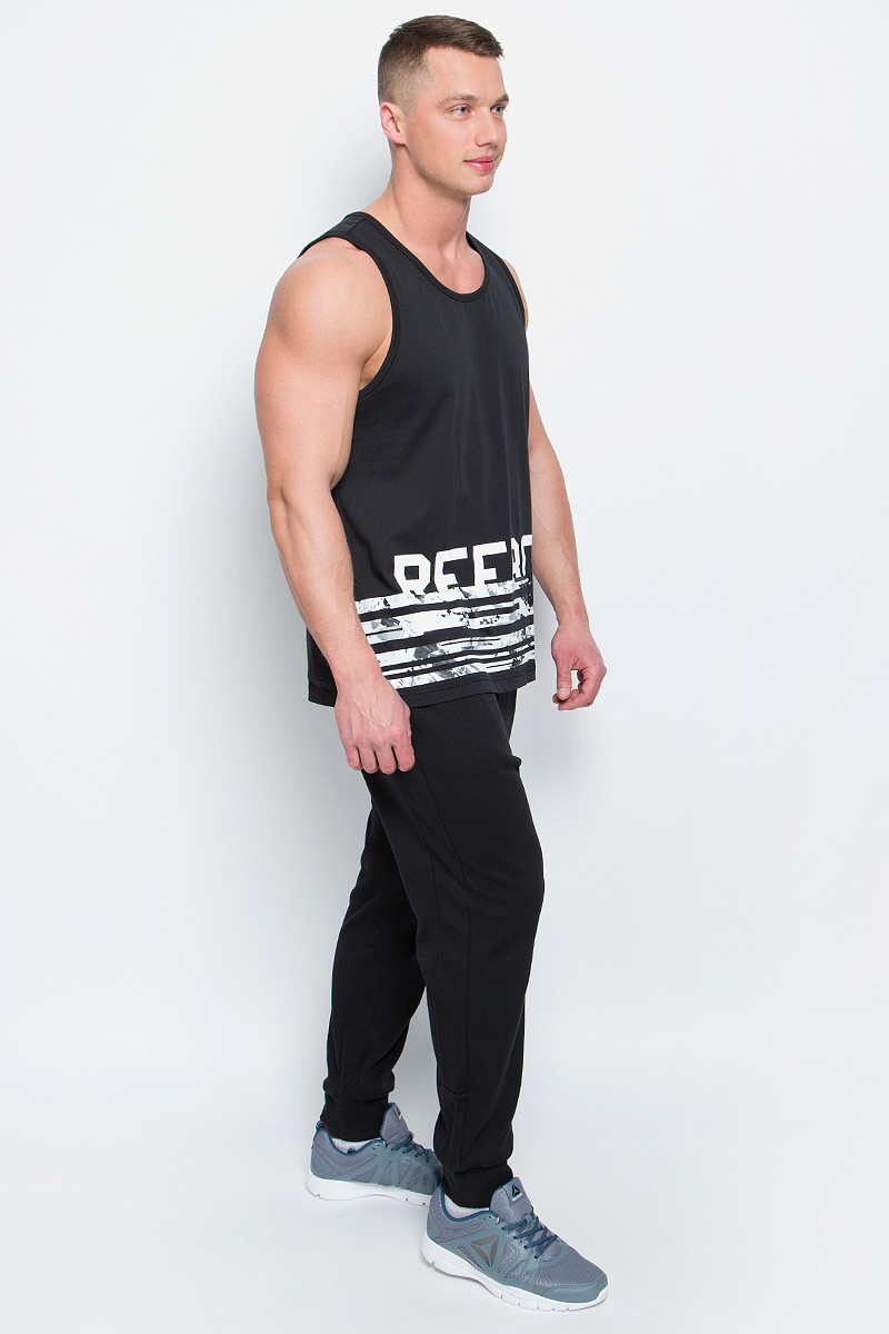 Брюки спортивные мужские Reebok Wor C Graphic Trackpant, цвет: черный. BK4732. Размер S (44/46)BK4732 Брюки спортивные мужские Reebok Wor C Graphic Trackpant, цвет: черный. BK4732. Размер S (44/46)BK4732Мягкие спортивные брюки Reebok Wor C Graphic Trackpant изготовлены из натурального хлопка с добавлением полиэстера. Брюки дополнены широкой эластичной резинкой на поясе. Объем талии регулируется при помощи шнурка-кулиски. Брюки оснащены двумя втачными карманами спереди и светоотражающими элементами. Низ брючин дополнен широкими манжетами.