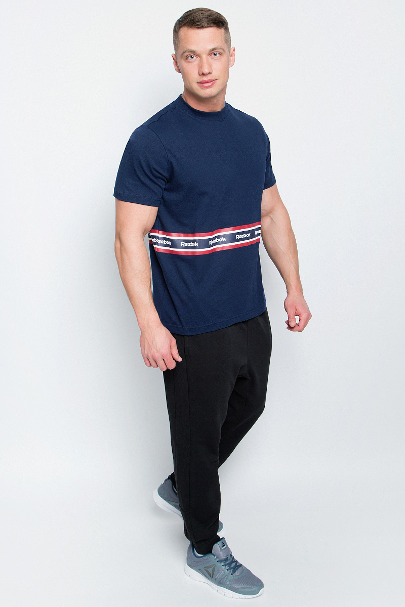 Футболка мужская Reebok F Printed Tape Tee, цвет: темно-синий. BK3806. Размер XXL (60/62)BK3806 Футболка мужская Reebok F Printed Tape Tee, цвет: темно-синий. BK3806. Размер XXL (60/62)BK3806Мужская футболка Reebok F Printed Tape Tee изготовлена из натурального хлопка. Модель с круглым воротом и короткими рукавами. Однотонная футболка декорирована принтом с контрастными полосами и названием бренда.