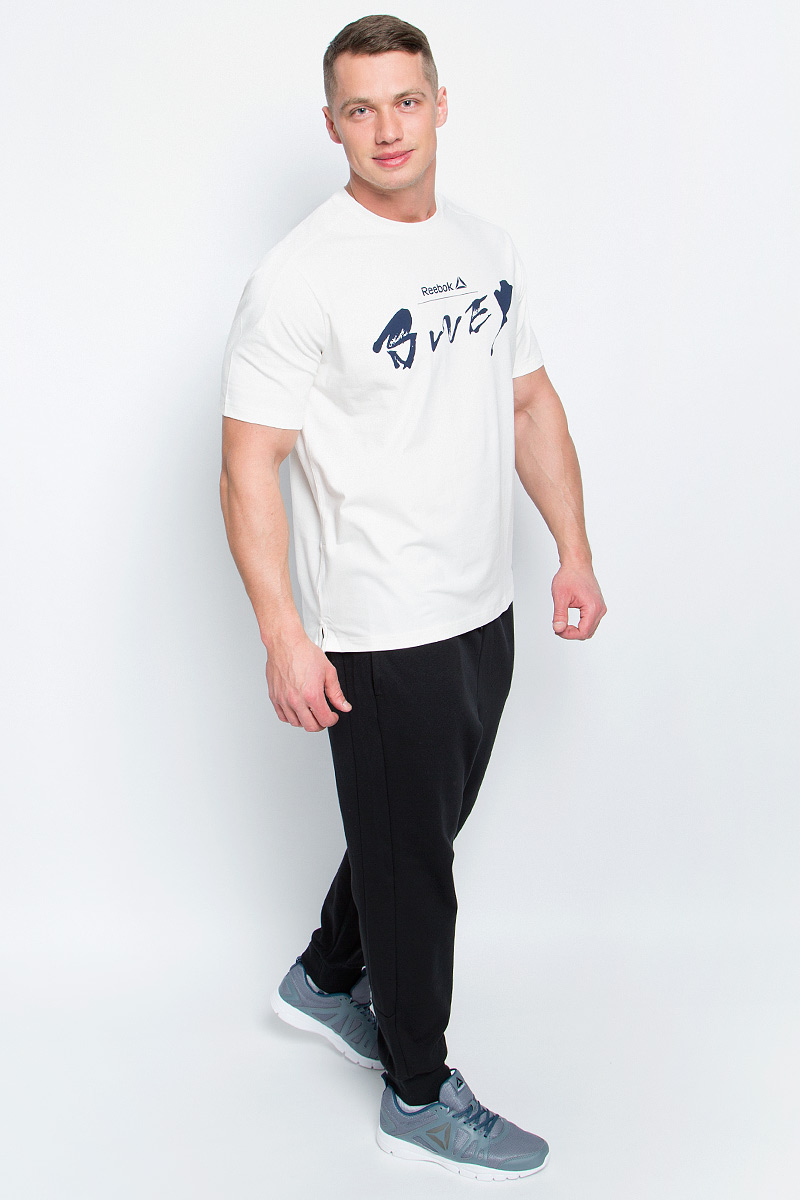 Футболка мужская Reebok El Lths Bluey Colla, цвет: белый. BK6560. Размер S (44/46)BK6560 Футболка мужская Reebok El Lths Bluey Colla, цвет: белый. BK6560. Размер S (44/46)BK6560Мужская футболка Reebok El Lths Bluey Colla изготовлена из натурального хлопка с добавлением полиэстера и эластана. Модель с круглым воротом и короткими рукавами. Однотонная футболка декорирована принтом и нашивкой с названием бренда. По бокам модель дополнена небольшими разрезами. Спинка слегка длиннее передней части футболки.