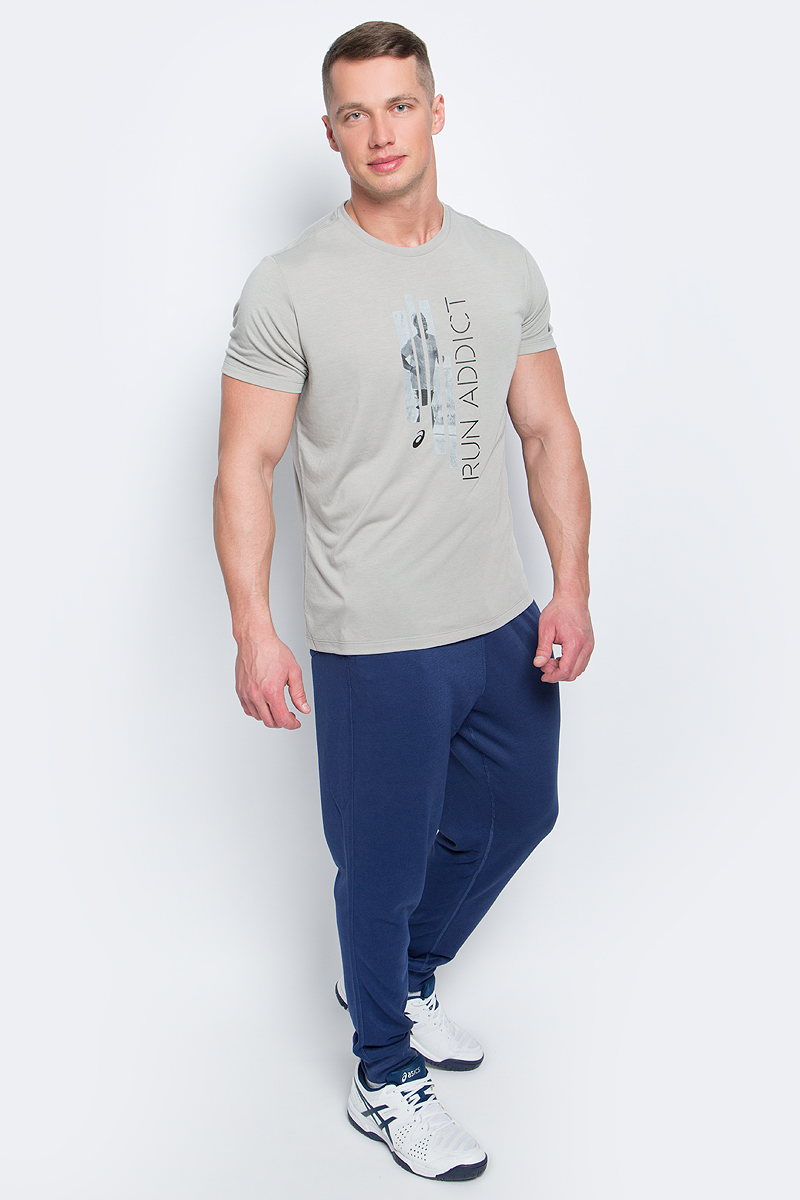 Футболка для бега мужская Asics Graphic SS Top, цвет: серый. 141265-0778. Размер M (48/50)141265-0778 Футболка для бега мужская Asics Graphic SS Top, цвет: серый. 141265-0778. Размер M (48/50)141265-0778Мужская футболка Asics выполнена из полиэстера с добавлением вискозы.У модели классический круглый ворот и короткие стандартные рукава. Спереди изделие оформлено принтом с надписями и дополнено светоотражающими деталями. Технология Motion Dry позволяет выводить влагу, оставляя тело сухим и сохраняя его оптимальный температурный режим.
