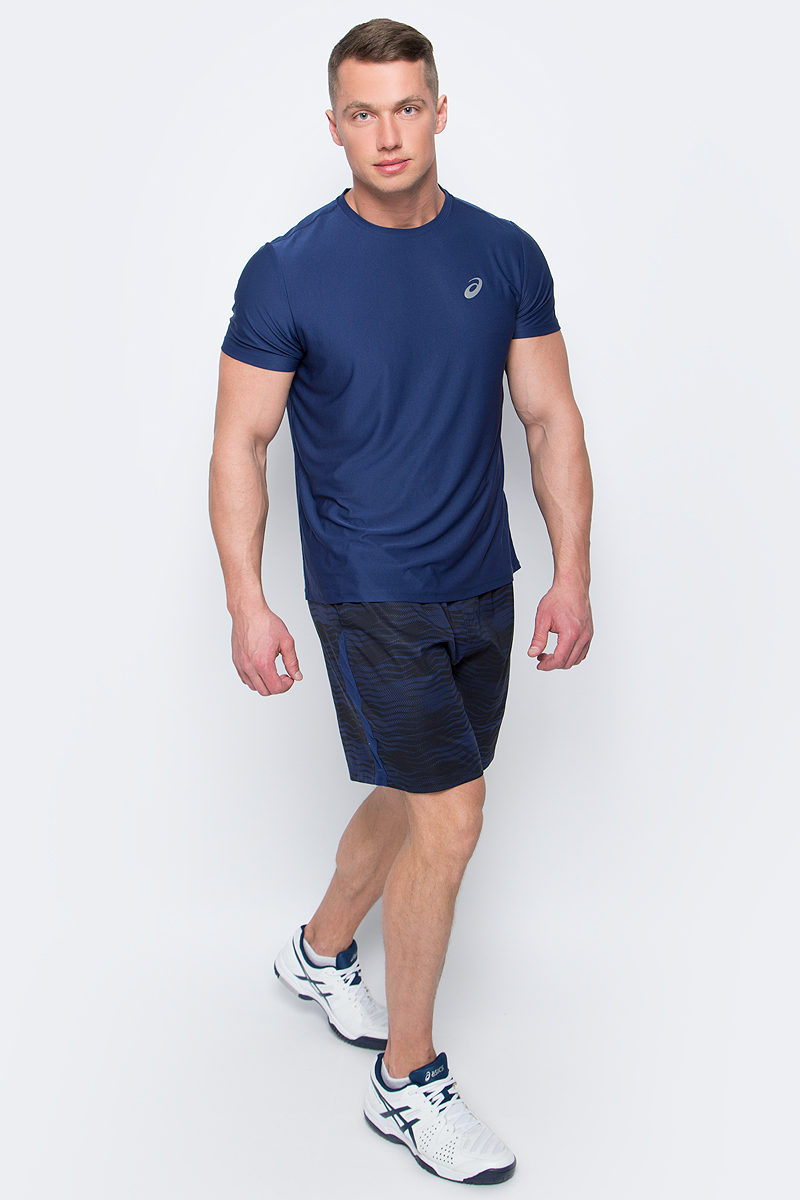 Шорты для тенниса мужские Asics M Club GPX Short 7in, цвет: темно-синий, черный. 141148-8052. Размер XL (52/54)141148-8052 Шорты для тенниса мужские Asics M Club GPX Short 7in, цвет: темно-синий, черный. 141148-8052. Размер XL (52/54)141148-8052Мужские шорты для тенниса Asics M Club Gpx Short 7in выполнены из полиэстера и имеют вставки из эластичного полиэстера. Стратегически расположенные сетчатые вставки обеспечивают отличную воздухопроницаемость, вентиляцию и возможность свободно двигаться. Благодаря эластичному трикотажному материалу ваши движения будут свободными и легкими. Шорты имеют эластичную резинку на поясе, обхват талии регулируется при помощи внутреннего шнурка-кулиски. Модель дополнена двумя втачными карманами спереди. Шорты украшены оригинальным принтом в полоску.