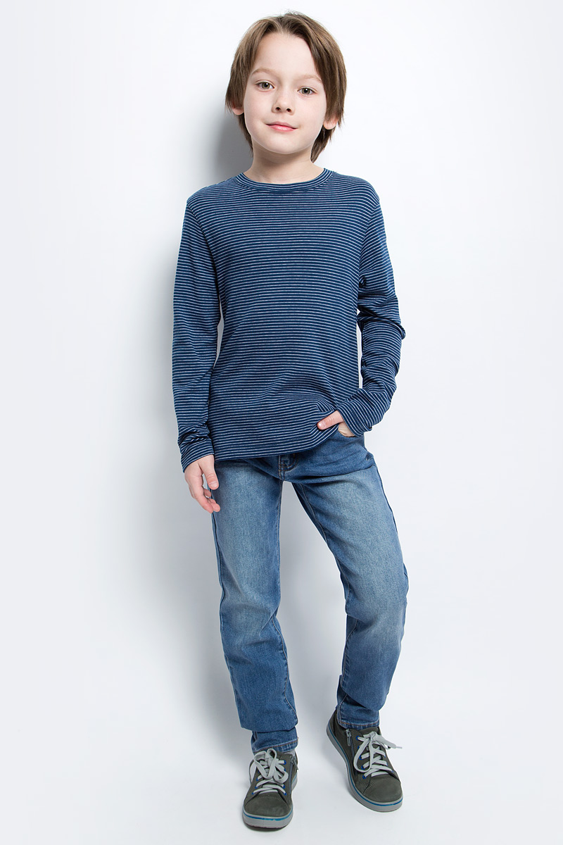 Джинсы для мальчика Button Blue Main, цвет: голубой. 117BBBC6304D200. Размер 110, 5 лет117BBBC6304D200 Джинсы для мальчика Button Blue Main, цвет: голубой. 117BBBC6304D200. Размер 110, 5 лет117BBBC6304D200Классные джинсы с перманентными складками — гарантия модного современного образа. Хороший крой, удобная посадка на фигуре подарят мальчику комфорт и свободу движений. Если вы хотите купить ребенку недорогие модные зауженные джинсы, модель от Button Blue - прекрасный выбор!