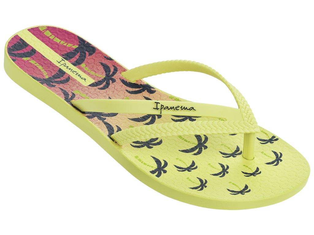 Сланцы женские Ipanema Bossa Print Fem, цвет: желтый. 25899. Размер 38 (37)25899-21488 Сланцы женские Ipanema Bossa Print Fem, цвет: желтый. 25899. Размер 38 (37)25899-21488Стильные и очень легкие сланцы от Ipanema - придутся вам по душе. Верх модели выполнен из поливинилхлорида. Ремешки с перемычкой гарантируют надежную фиксацию изделия на ноге. Стелька украшена стильным рисунком. Верх изделия дополнен логотипом бренда. Рифление на верхней поверхности подошвы предотвращает выскальзывание ноги. Рельефное основание подошвы обеспечивает уверенное сцепление с любой поверхностью. Удобные сланцы прекрасно подойдут для похода в бассейн или на пляж.