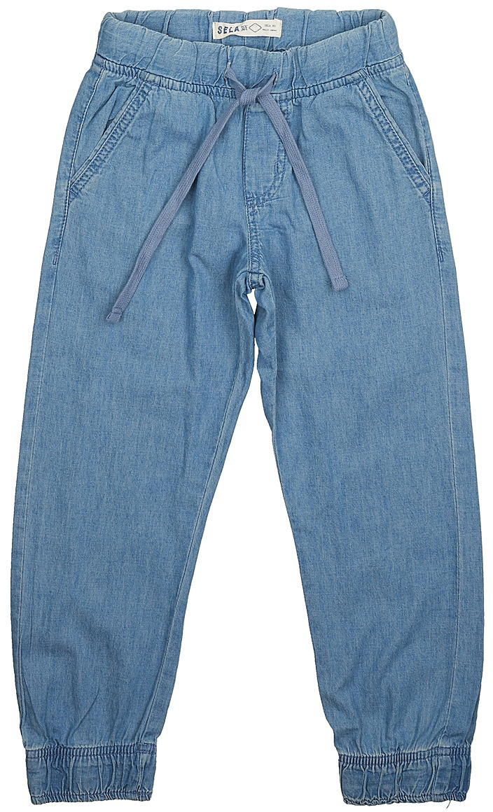 Джинсы для мальчика Sela Denim, цвет: голубой джинс. PJ-835/309-7213. Размер 122, 7 летPJ-835/309-7213 Джинсы для мальчика Sela Denim, цвет: голубой джинс. PJ-835/309-7213. Размер 122, 7 летPJ-835/309-7213Стильные джинсы для мальчика Sela выполнены из натурального хлопка. Джинсы свободного кроя и стандартной посадки на талии имеют широкий пояс на мягкой резинке, дополнительно регулируемый тесьмой. Модель дополнена двумя втачными карманами спереди и двумя накладными карманами сзади. Низ брючин собран на резинку.
