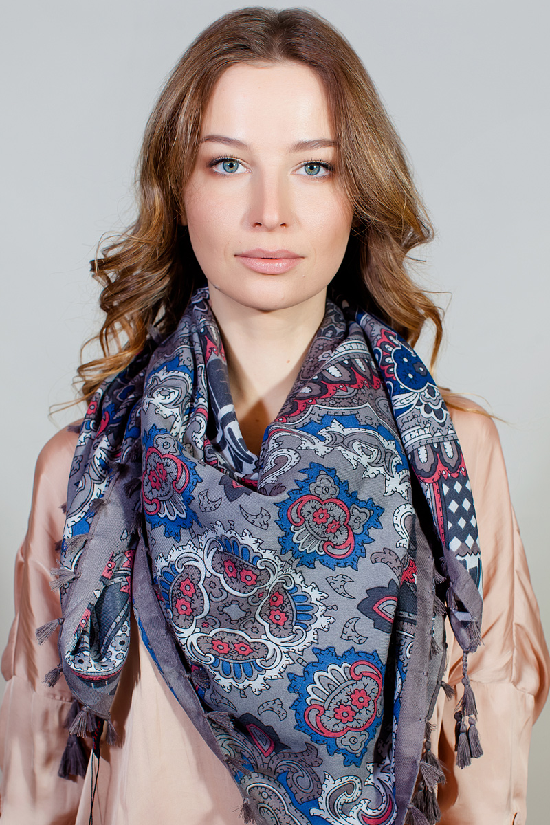 Платок женский Laura Milano, цвет: серый. HL-11740-7. Размер 110 см x 110 смHL-11740-7 Платок женский Laura Milano, цвет: серый. HL-11740-7. Размер 110 см x 110 смHL-11740-7Платок женский Laura Milano выполнен из высококачественного материала и оформлен стильным принтом и кисточками. Изделие приятно на ощупь и подойдет к любому стилю.
