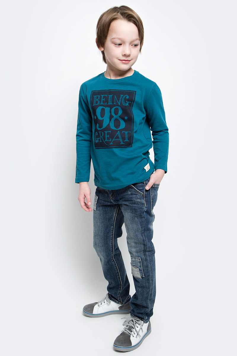 Джинсы для мальчика Button Blue Main, цвет: синий. 117BBBC6303D500. Размер 110, 5 лет117BBBC6303D500 Джинсы для мальчика Button Blue Main, цвет: синий. 117BBBC6303D500. Размер 110, 5 лет117BBBC6303D500Классные джинсы с потертостями и повреждениями — гарантия модного современного образа. Хороший крой, удобная посадка на фигуре подарят мальчику комфорт и свободу движений. Если вы хотите купить ребенку недорогие модные джинсы классического силуэта, модель от Button Blue - прекрасный выбор!