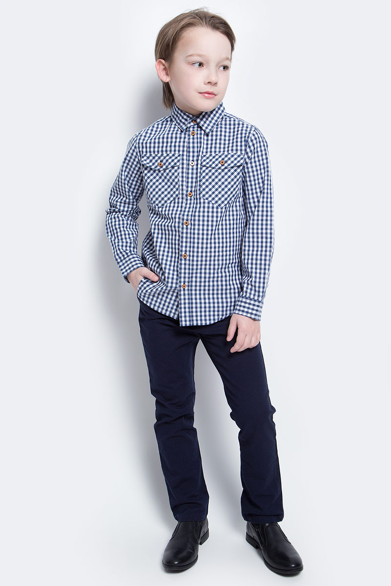 Рубашка для мальчика Button Blue Main, цвет: синий. 117BBBC23021002. Размер 152, 12 лет117BBBC23021002 Рубашка для мальчика Button Blue Main, цвет: синий. 117BBBC23021002. Размер 152, 12 лет117BBBC23021002Клетчатая рубашка - яркий акцент повседневного образа ребенка. Купить рубашку для мальчика стоит ранней весной, и сочетать ее с футболкой, толстовкой, джемпером, создавая модные многослойные решения. И для лета яркая рубашка в клетку из 100% хлопка - отличный вариант. С брюками, шортами, джинсами она будет выглядеть свежо и стильно!