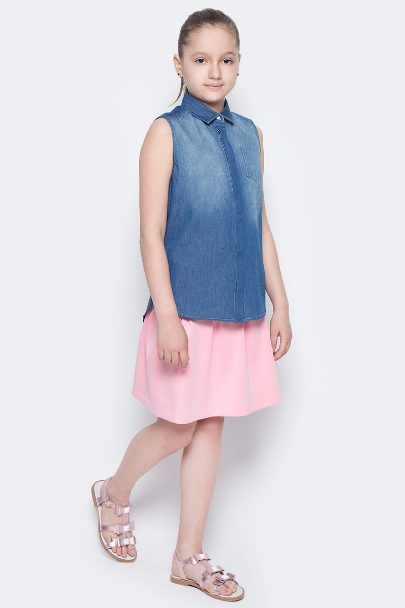 Блузка для девочки Button Blue Main, цвет: голубой. 117BBGC2201D200. Размер 146, 11 лет117BBGC2201D200 Блузка для девочки Button Blue Main, цвет: голубой. 117BBGC2201D200. Размер 146, 11 лет117BBGC2201D200В новом весенне-летнем сезоне блузка без рукавов - базовая составляющая модногогардероба. Именно поэтому детская блузка без рукавов - хит летней коллекции от Button Blue. Простая, удобная и очень элегантная модель в компании с шортами, брюками, юбкой сделает повседневный образ ребенка модным и современным.