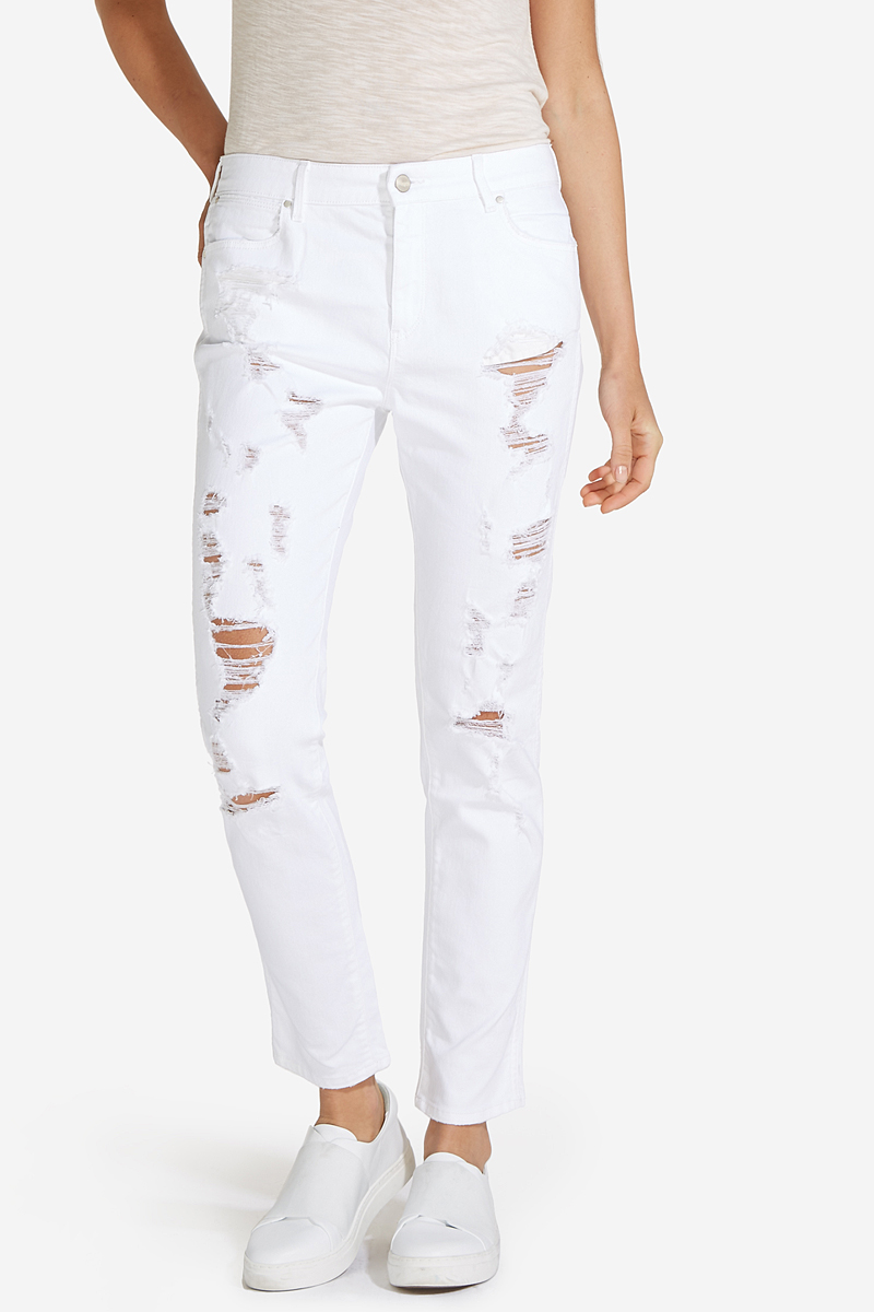 Джинсы женские Wrangler, цвет: белый. W27MMJ95S. Размер 24-32 (40-32)W27MMJ95S Джинсы женские Wrangler, цвет: белый. W27MMJ95S. Размер 24-32 (40-32)W27MMJ95SСтильные женские джинсы Wrangler станут отличным дополнением к вашему гардеробу. Джинсы прямого кроя выполнены из сочетания качественных материалов. Изделие мягкое и приятное на ощупь, не сковывает движения и позволяет коже дышать. Модель на поясе застегивается на пуговицу и ширинку на застежке-молнии, а также предусмотрены шлевки для ремня. Спереди расположены два втачных кармана и один секретный кармашек, а сзади - два накладных кармана. Изделие украшено нашивкой с названием бренда и модными протертостями.