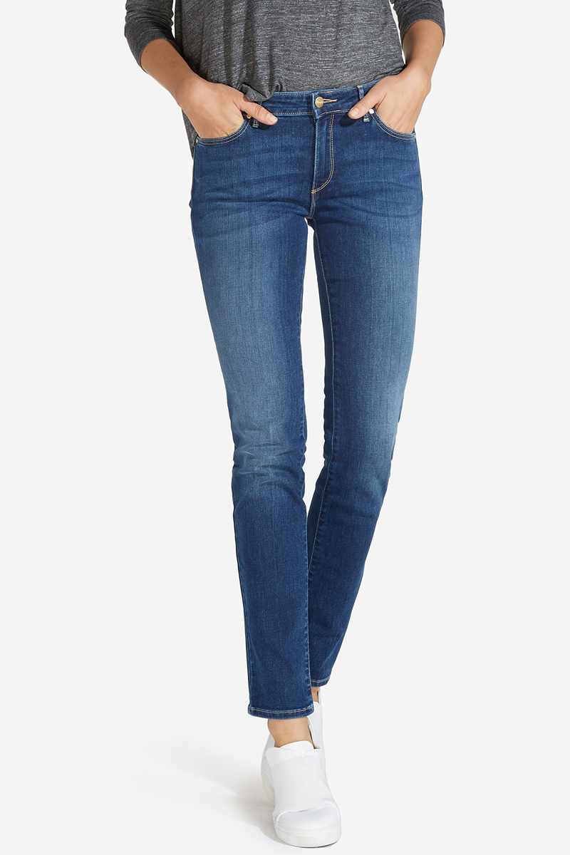 Джинсы женские Wrangler, цвет: синий. W28LX785U. Размер 27-32 (42/44-32)W28LX785U Джинсы женские Wrangler, цвет: синий. W28LX785U. Размер 27-32 (42/44-32)W28LX785UСтильные женские джинсы Wrangler станут отличным дополнением к вашему гардеробу. Джинсы модели-слим выполнены из сочетания качественных материалов. Изделие мягкое и приятное на ощупь, не сковывает движения и позволяет коже дышать. Модель на поясе застегивается на пуговицу и ширинку на застежке-молнии, а также предусмотрены шлевки для ремня. Спереди расположены два втачных кармана и один секретный кармашек, а сзади - два накладных кармана. Изделиеукрашено нашивкой с названием бренда и выцветанием денима.