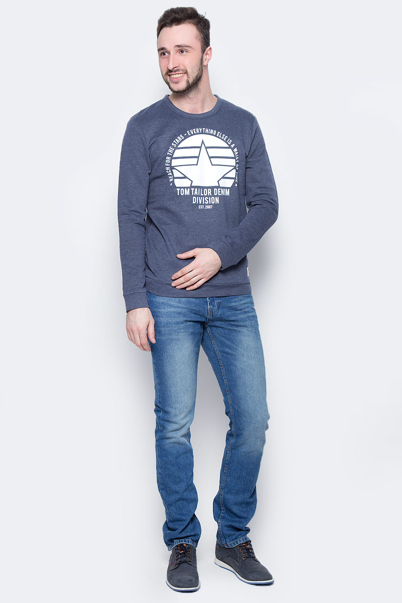 Джемпер мужской Tom Tailor Denim, цвет: темно-синий. 2531290.00.12_6740. Размер XXL (54)2531290.00.12_6740 Джемпер мужской Tom Tailor Denim, цвет: темно-синий. 2531290.00.12_6740. Размер XXL (54)2531290.00.12_6740Стильный мужской джемпер Tom Tailor Denim изготовлен из хлопка с добавлением полиэстера. Модель с круглым вырезом горловины и длинными рукавами оформлена спереди фирменным буквенным принтом. Рукава дополнены широкими эластичными манжетами. Понизу проходит широкая трикотажная вставка.