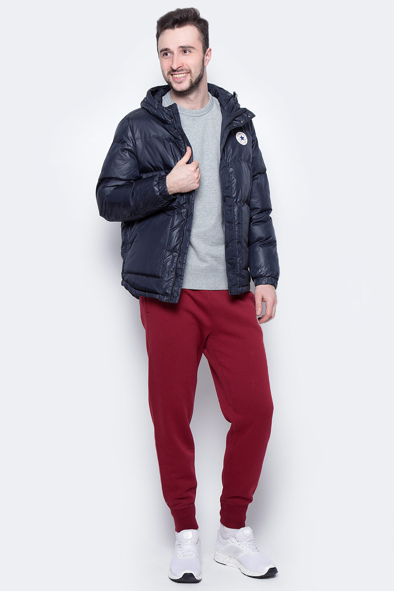 Куртка мужская Converse Core Short Hooded Puffer, цвет: черный. 10002137001. Размер S (46)10002137001 Куртка мужская Converse Core Short Hooded Puffer, цвет: черный. 10002137001. Размер S (46)10002137001Мужская куртка Converse выполнена из 100% полиэстера, в качестве утеплителя и подкладке также используется полиэстер. Модель с несъемным капюшоном застегивается на молнию и дополнительно ветрозащитной планкой на кнопках. Спереди куртка оснащена двумя накладными карманами, с внутренней стороны одним прорезным карманом. Низ изделия дополнен кулиской.