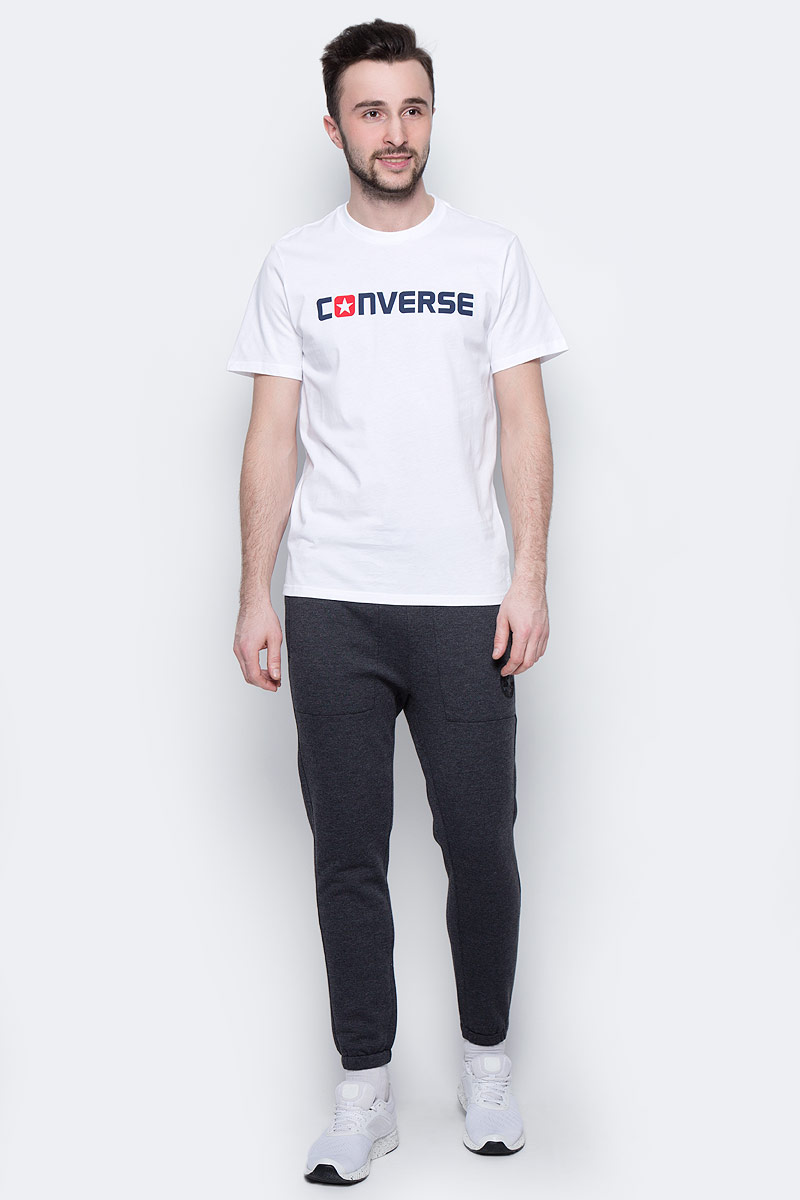 Брюки спортивные мужские Converse Woven Detail Fleece Jogger, цвет: темно-серый. 10002166001. Размер M (48)10002166001 Брюки спортивные мужские Converse Woven Detail Fleece Jogger, цвет: темно-серый. 10002166001. Размер M (48)10002166001Удобные мужские спортивные брюки Converse, выполненные из натурального хлопка с добавлением полиэстера, великолепно подойдут для отдыха, повседневной носки, а также для занятий спортом. Модель средней посадки имеет широкую эластичную резинку на поясе, объем талии регулируется при помощи шнурка-кулиски. Спереди изделие имеет два втачных кармана, сзади один накладной на застежке-молнии. Низ брючин дополнен резинками.