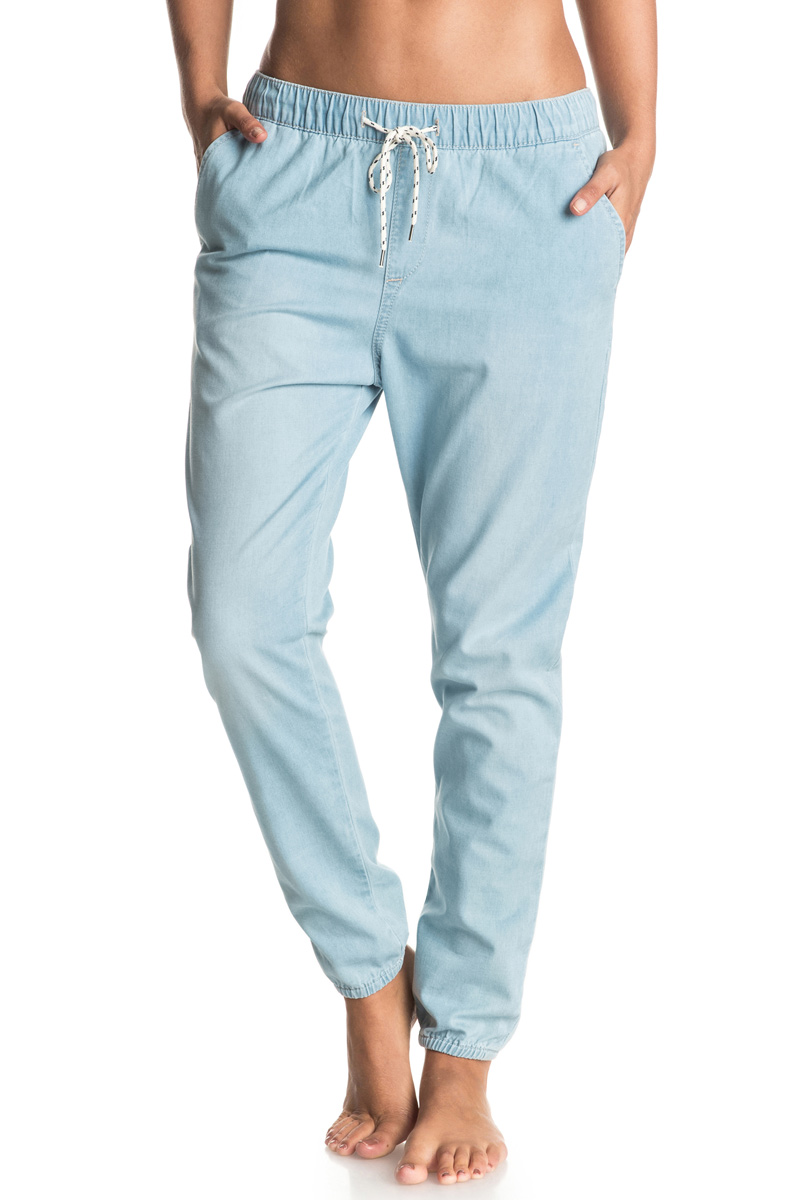 Джинсы женские Roxy Easy Beachy Denim, цвет: голубой. ERJDP03138-BFFW. Размер XS (40)ERJDP03138-BFFW Джинсы женские Roxy Easy Beachy Denim, цвет: голубой. ERJDP03138-BFFW. Размер XS (40)ERJDP03138-BFFWСпортивные джинсы Roxy Easy Beachy Denim изготовлены из натурального хлопка. Брюки свободного кроя имеют эластичный пояс, который дополнительно регулируется с помощью затягивающегося шнурка. Спереди расположены два втачных кармана, сзади - два прорезных. Брюки украшены кожаной нашивкой.