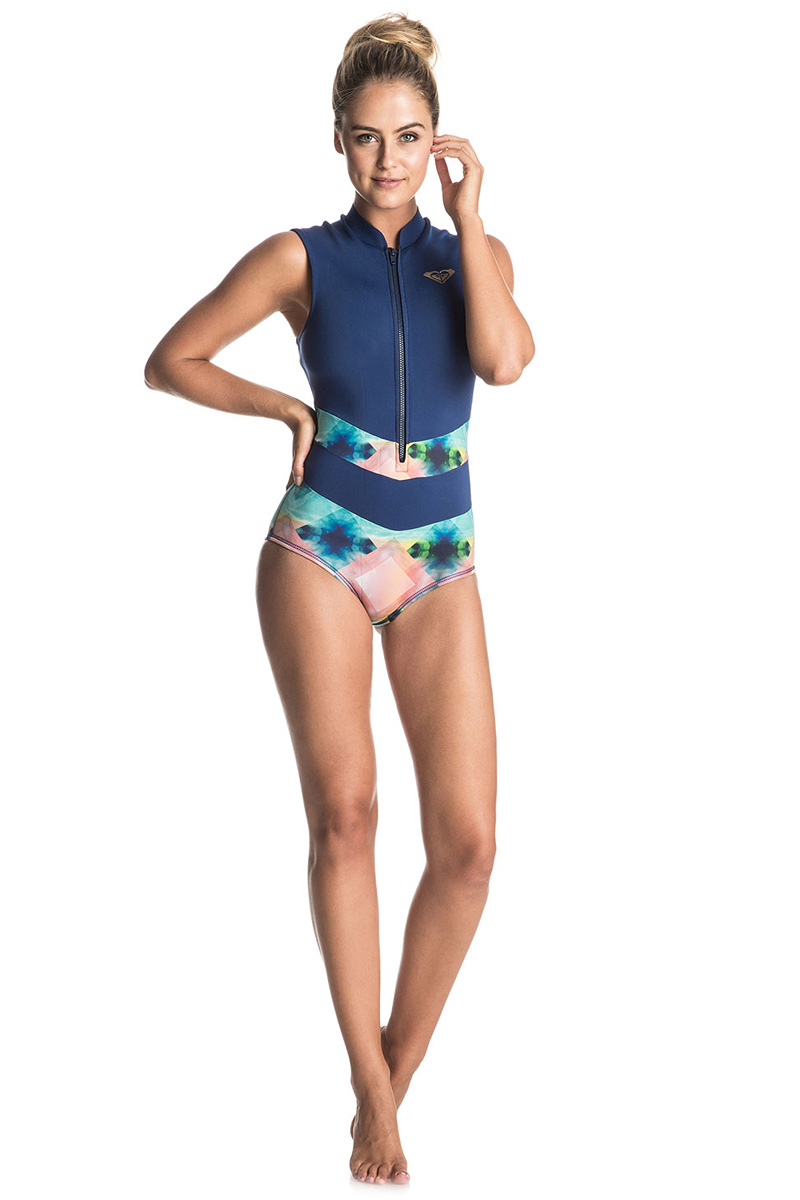 Купальник слитный Roxy Pop Surf One Sie, цвет: синий, мультиколор. ERJWR03118-BTA0. Размер 40 (XS)ERJWR03118-BTA0 Купальник слитный Roxy Pop Surf One Sie, цвет: синий, мультиколор. ERJWR03118-BTA0. Размер 40 (XS)ERJWR03118-BTA0Слитный купальник Roxy Pop Surf One Sie выполнен из мягкого и прочного эластичного материала. Изделие превосходно сохраняет форму и цвет, быстро сохнет.Шевроны контрастного цвета выгодно подчеркивают линию талии и незаметно сливаются по тону с основными оттенками, в которых выполнен гидрокупальник с нагрудной молнией. Плотная фактура неопрена FN Lite толщиной в 2 мм лишь подчеркивает женственность его фасона. В таком купальнике можно как кататься летом на сефре, так и заниматься серфингом с веслом SUP.