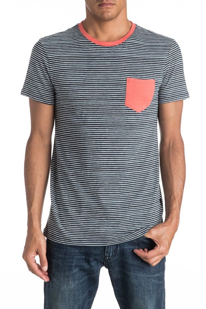 Футболка мужская Quiksilver, цвет: белый, темно-синий. EQYKT03513-BYJ0. Размер M (48)EQYKT03513-BYJ0 Футболка мужская Quiksilver, цвет: белый, темно-синий. EQYKT03513-BYJ0. Размер M (48)EQYKT03513-BYJ0Мужская футболка Quiksilver изготовлена из натурального хлопка. Модель прямого кроя выполнена с круглой горловиной и короткими рукавами. Изделие в полоску дополнено карманом и горловиной контрастного цвета.