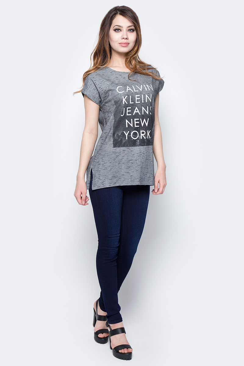 Футболка женская Calvin Klein Jeans, цвет: серый. J20J205116_0380. Размер L (48/50)J20J205116_0380 Футболка женская Calvin Klein Jeans, цвет: серый. J20J205116_0380. Размер L (48/50)J20J205116_0380Футболка Calvin Klein Jeans выполнена из натурального хлопка и оформлена принтом с названием бренда. Модель с круглым вырезом горловины и короткими рукавами выполнена в свободном покрое. По бокам имеются небольшие разрезы.