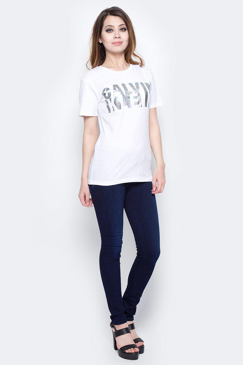 Футболка женская Calvin Klein Jeans, цвет: белый. J20J204867_1120. Размер XL (50/52)J20J204867_1120 Футболка женская Calvin Klein Jeans, цвет: белый. J20J204867_1120. Размер XL (50/52)J20J204867_1120Футболка Calvin Klein Jeans выполнена из натурального хлопка и оформлена принтом с изображением логотипа бренда. Модель с круглым вырезом горловины и короткими рукавами выполнена в свободном покрое.
