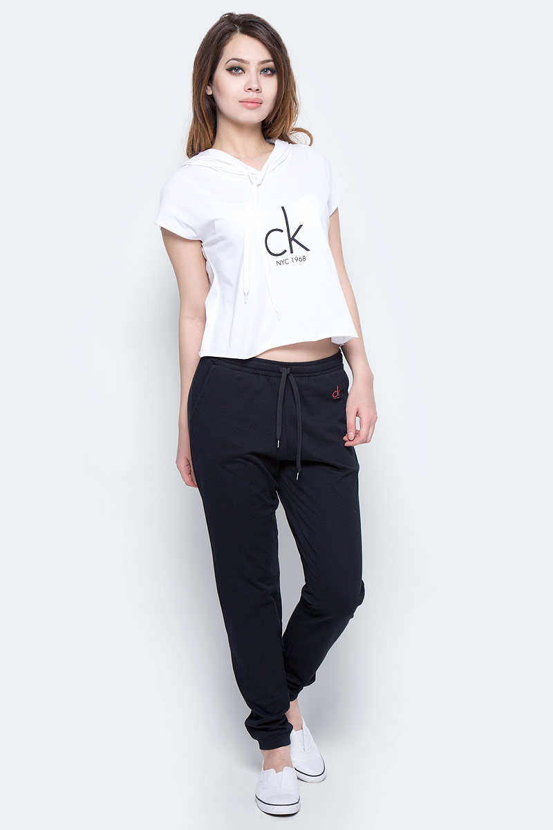 Брюки спортивные женские Calvin Klein Jeans, цвет: черный. KW0KW00132_001. Размер L (48/50)KW0KW00132_001 Брюки спортивные женские Calvin Klein Jeans, цвет: черный. KW0KW00132_001. Размер L (48/50)KW0KW00132_001Женские спортивные брюки Calvin Klein Jeans изготовлены из хлопка. Модель зауженного кроя и средней посадки обеспечивает комфорт во время занятий спортом. Эластичный пояс гарантирует отличную посадку модели. Обхват талии регулируется с помощью затягивающегося шнурка. Спереди модель дополнена двумя втачными карманами.