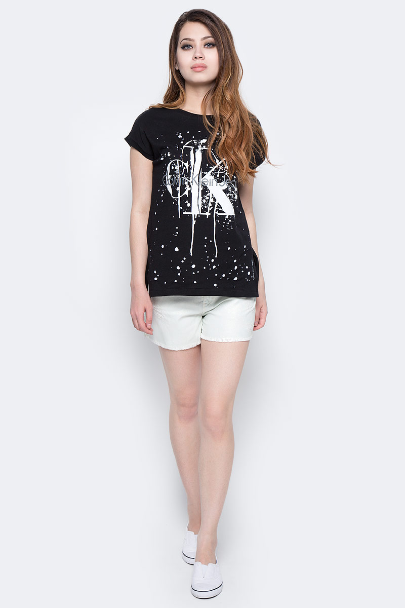Футболка женская Calvin Klein Jeans, цвет: черный. J20J205165_0990. Размер L (48/50)J20J205165_0990 Футболка женская Calvin Klein Jeans, цвет: черный. J20J205165_0990. Размер L (48/50)J20J205165_0990Футболка Calvin Klein Jeans выполнена из натурального хлопка и оформлена принтом с названием бренда. Модель с круглым вырезом горловины и короткими рукавами выполнена в свободном покрое. По бокам имеются небольшие разрезы.