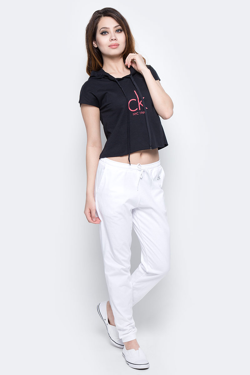 Брюки спортивные женские Calvin Klein Jeans, цвет: белый. KW0KW00132_100. Размер S (42)KW0KW00132_100 Брюки спортивные женские Calvin Klein Jeans, цвет: белый. KW0KW00132_100. Размер S (42)KW0KW00132_100Женские спортивные брюки Calvin Klein Jeans изготовлены из хлопка. Модель зауженного кроя и средней посадки обеспечивает комфорт во время занятий спортом. Эластичный пояс гарантирует отличную посадку модели. Обхват талии регулируется с помощью затягивающегося шнурка. Спереди модель дополнена двумя втачными карманами.