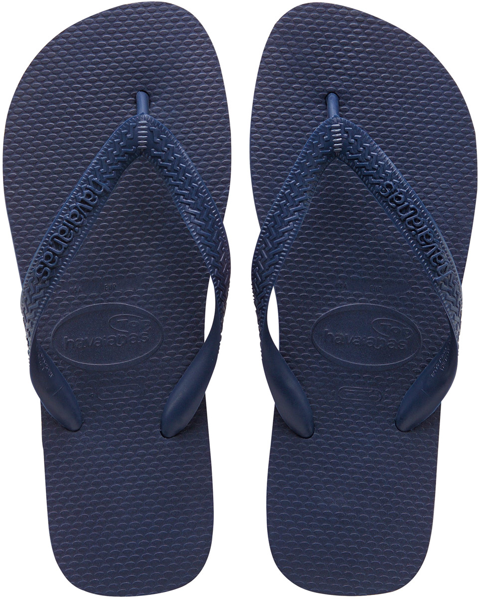 Сланцы Havaianas Top, цвет: темно-синий. 40000290555. Размер 43/44 (44/45)4000029-0555 Сланцы Havaianas Top, цвет: темно-синий. 40000290555. Размер 43/44 (44/45)4000029-0555Модные сланцы Top от Havaianas придутся вам по душе. Верх модели, выполненный из резины, оформлен рельефным орнаментом и названием бренда. Ремешки с перемычкой гарантируют надежную фиксацию модели на ноге. Подошва выполнена из материала ЭВА. Рифление на верхней поверхности подошвы предотвращает выскальзывание ноги. Рельефное основание подошвы обеспечивает уверенное сцепление с любой поверхностью. Удобные сланцы прекрасно подойдут для похода в бассейн или на пляж.