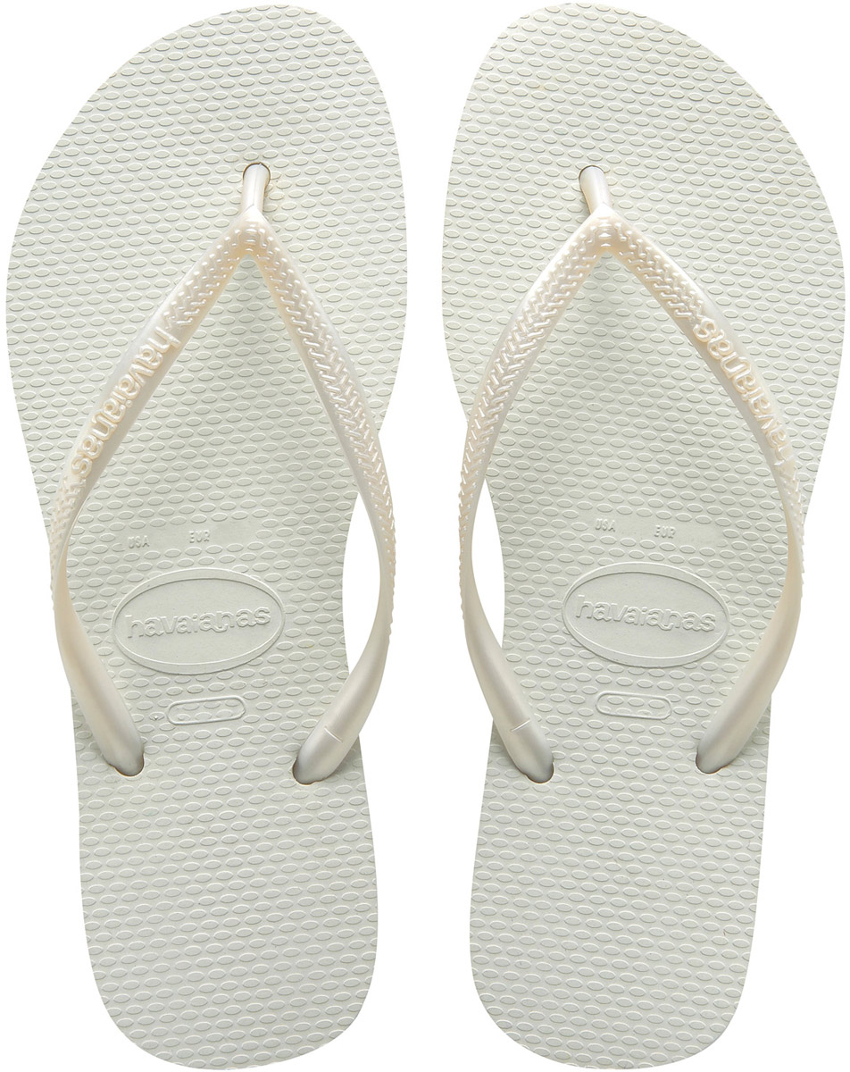 Сланцы женские Havaianas Slim, цвет: белый. 40000300001. Размер 39/40 (40/41)4000030-0001 Сланцы женские Havaianas Slim, цвет: белый. 40000300001. Размер 39/40 (40/41)4000030-0001Модные сланцы Slim от Havaianas придутся вам по душе. Верх модели, выполненный из резины, оформлен рельефным орнаментом и названием бренда. Ремешки с перемычкой гарантируют надежную фиксацию модели на ноге. Подошва выполнена из материала ЭВА. Рифление на верхней поверхности подошвы предотвращает выскальзывание ноги. Рельефное основание подошвы обеспечивает уверенное сцепление с любой поверхностью. Удобные сланцы прекрасно подойдут для похода в бассейн или на пляж.