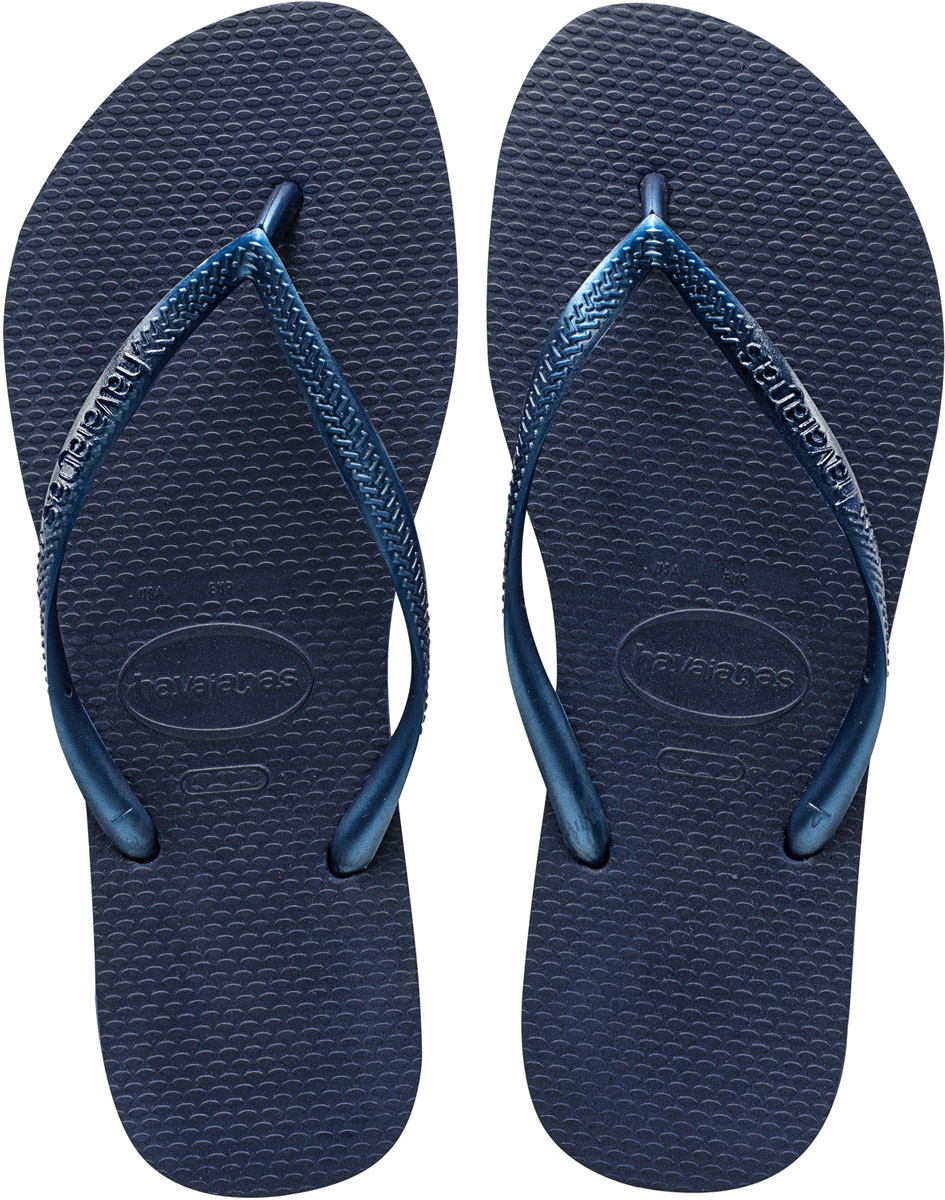 Сланцы женские Havaianas Slim, цвет: синий. 40000300555. Размер 37/38 (38/39)4000030-0555 Сланцы женские Havaianas Slim, цвет: синий. 40000300555. Размер 37/38 (38/39)4000030-0555Модные сланцы Slim от Havaianas придутся вам по душе. Верх модели, выполненный из резины, оформлен рельефным орнаментом и названием бренда. Ремешки с перемычкой гарантируют надежную фиксацию модели на ноге. Подошва выполнена из материала ЭВА. Рифление на верхней поверхности подошвы предотвращает выскальзывание ноги. Рельефное основание подошвы обеспечивает уверенное сцепление с любой поверхностью. Удобные сланцы прекрасно подойдут для похода в бассейн или на пляж.