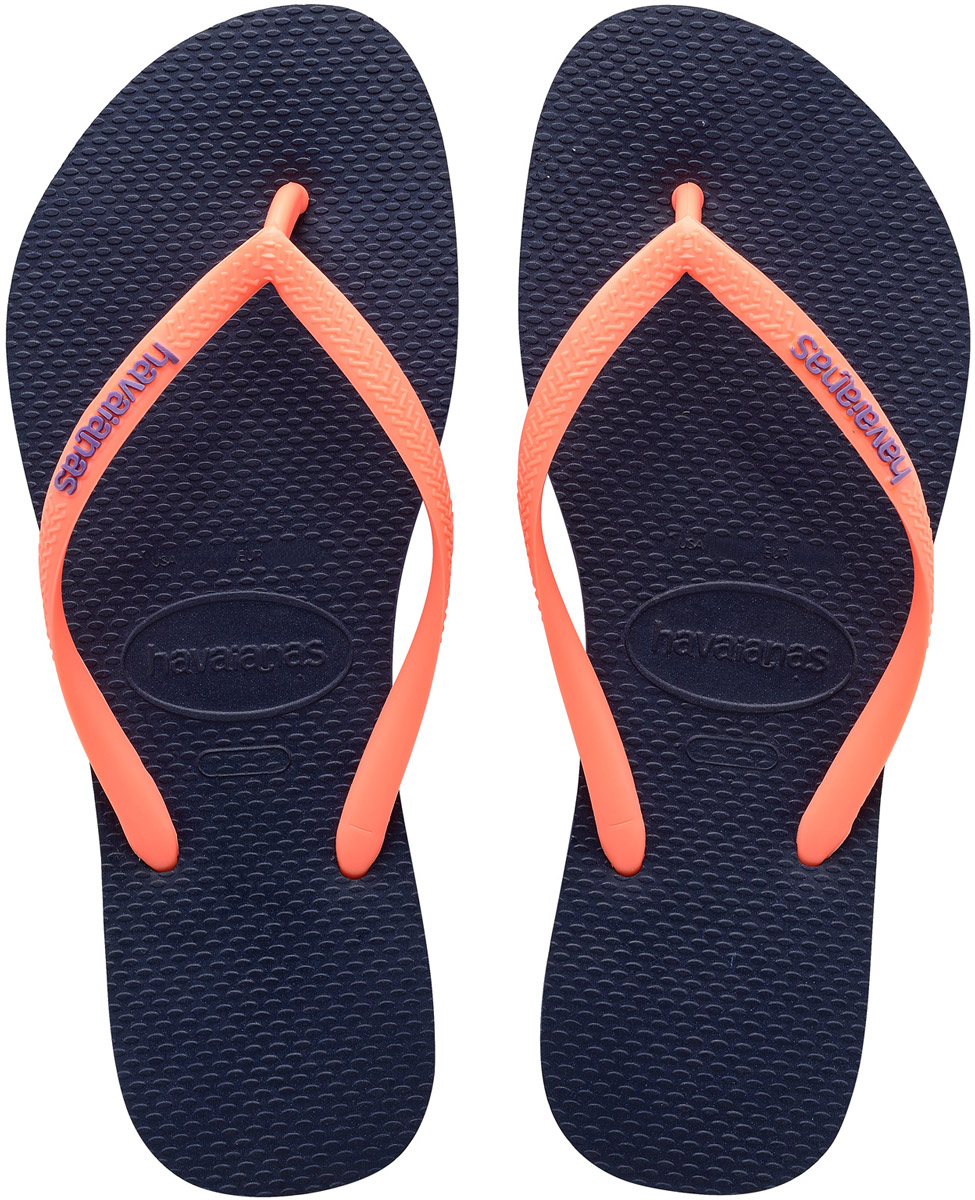 Сланцы женские Havaianas Slim Logo, цвет: темно-синий, розовый. 41197870555. Размер 41/42 (42/43)4119787-5557 Сланцы женские Havaianas Slim Logo, цвет: темно-синий, розовый. 41197870555. Размер 41/42 (42/43)4119787-5557Модные сланцы Slim Logo от Havaianas придутся вам по душе. Верх модели, выполненный из резины, оформлен рельефным орнаментом и названием бренда. Ремешки с перемычкой гарантируют надежную фиксацию модели на ноге. Подошва выполнена из материала ЭВА. Рифление на верхней поверхности подошвы предотвращает выскальзывание ноги. Рельефное основание подошвы обеспечивает уверенное сцепление с любой поверхностью. Удобные сланцы прекрасно подойдут для похода в бассейн или на пляж.