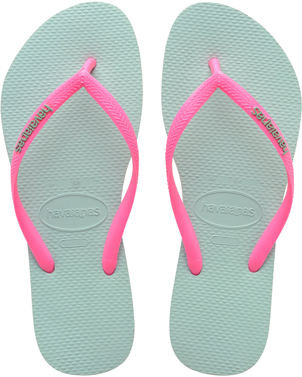 Сланцы женские Havaianas Slim Logo, цвет: голубой, розовый. 41197872075. Размер 37/38 (38/39)41197872075 Сланцы женские Havaianas Slim Logo, цвет: голубой, розовый. 41197872075. Размер 37/38 (38/39)41197872075Модные сланцы Slim Logo от Havaianas придутся вам по душе. Верх модели, выполненный из резины, оформлен рельефным орнаментом и названием бренда. Ремешки с перемычкой гарантируют надежную фиксацию модели на ноге. Подошва выполнена из материала ЭВА. Рифление на верхней поверхности подошвы предотвращает выскальзывание ноги. Рельефное основание подошвы обеспечивает уверенное сцепление с любой поверхностью. Удобные сланцы прекрасно подойдут для похода в бассейн или на пляж.