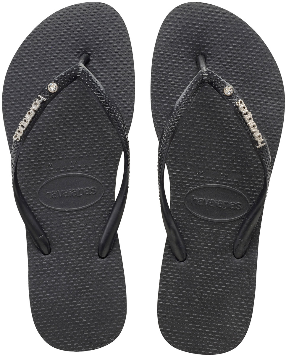 Сланцы женские Havaianas Slim Metal Logo And Crystal, цвет: черный. 41297690090. Размер 35/36 (36/37)41297690090 Сланцы женские Havaianas Slim Metal Logo And Crystal, цвет: черный. 41297690090. Размер 35/36 (36/37)41297690090Модные женские сланцы Slim Metal Logo And Crystal от Havaianas придутся вам по душе. Верх модели, выполненный из резины, оформлен рельефным орнаментом, названием бренда и стразом. Ремешки с перемычкой гарантируют надежную фиксацию модели на ноге. Подошва выполнена из материала ЭВА. Рифление на верхней поверхности подошвы предотвращает выскальзывание ноги. Рельефное основание подошвы обеспечивает уверенное сцепление с любой поверхностью. Удобные сланцы прекрасно подойдут для похода в бассейн или на пляж.