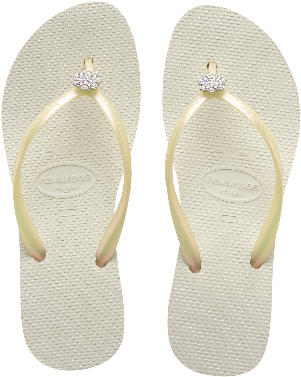 Сланцы женские Havaianas High Fashion Poem, цвет: белый. 41369360001. Размер 38 (39)41369360001 Сланцы женские Havaianas High Fashion Poem, цвет: белый. 41369360001. Размер 38 (39)41369360001Модные женские сланцы High Fashion Poem от Havaianas придутся вам по душе. Верх модели, выполненный из резины, оформлен рельефным орнаментом, названием бренда и декоративным элементом в виде цветка со стразами. Ремешки с перемычкой гарантируют надежную фиксацию модели на ноге. Подошва выполнена из материала ЭВА. Рифление на верхней поверхности подошвы предотвращает выскальзывание ноги. Рельефное основание подошвы обеспечивает уверенное сцепление с любой поверхностью. Удобные сланцы прекрасно подойдут для похода в бассейн или на пляж.