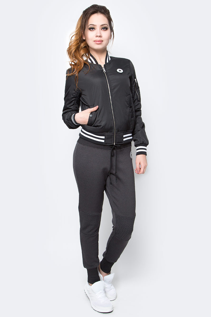 Куртка женская Converse Core Reversible MA-1 Bomber, цвет: черный. 10003541001. Размер XS (42)10003541001 Куртка женская Converse Core Reversible MA-1 Bomber, цвет: черный. 10003541001. Размер XS (42)10003541001Женская куртка Converse изготовлена из качественного полиэстера. Модель с длинными рукавами и воротничком-стойкой застегивается на молнию. По бокам расположены карманы, низ куртки и рукава дополнены резинками.